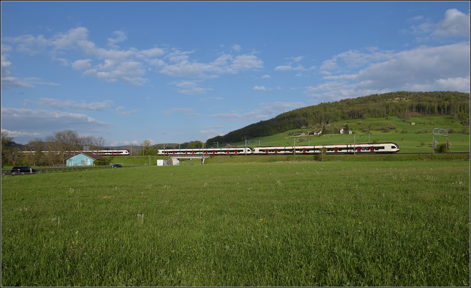 RABe 523 004 und RABe 523 057 begegnen RABe 521 011 'Oberdorf Weissenstein' und RABe 523 048. Böckten, April 2022.
