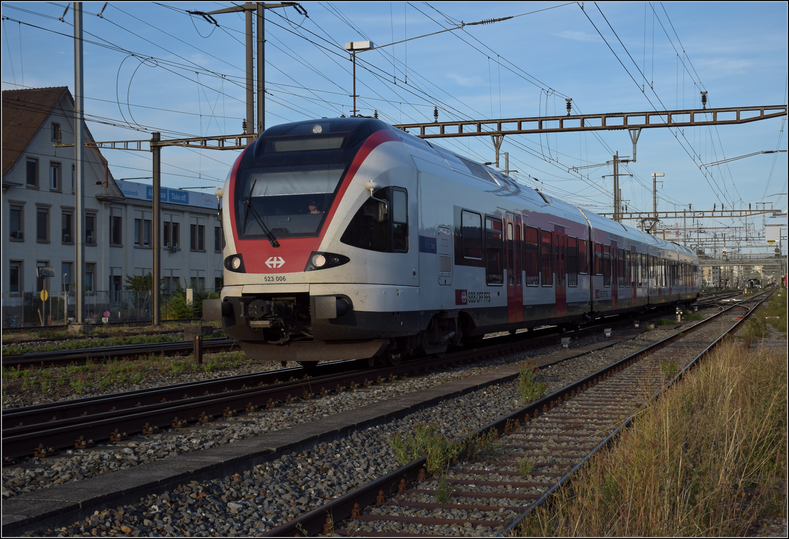 RABe 523 006 in Pratteln. August 2026.