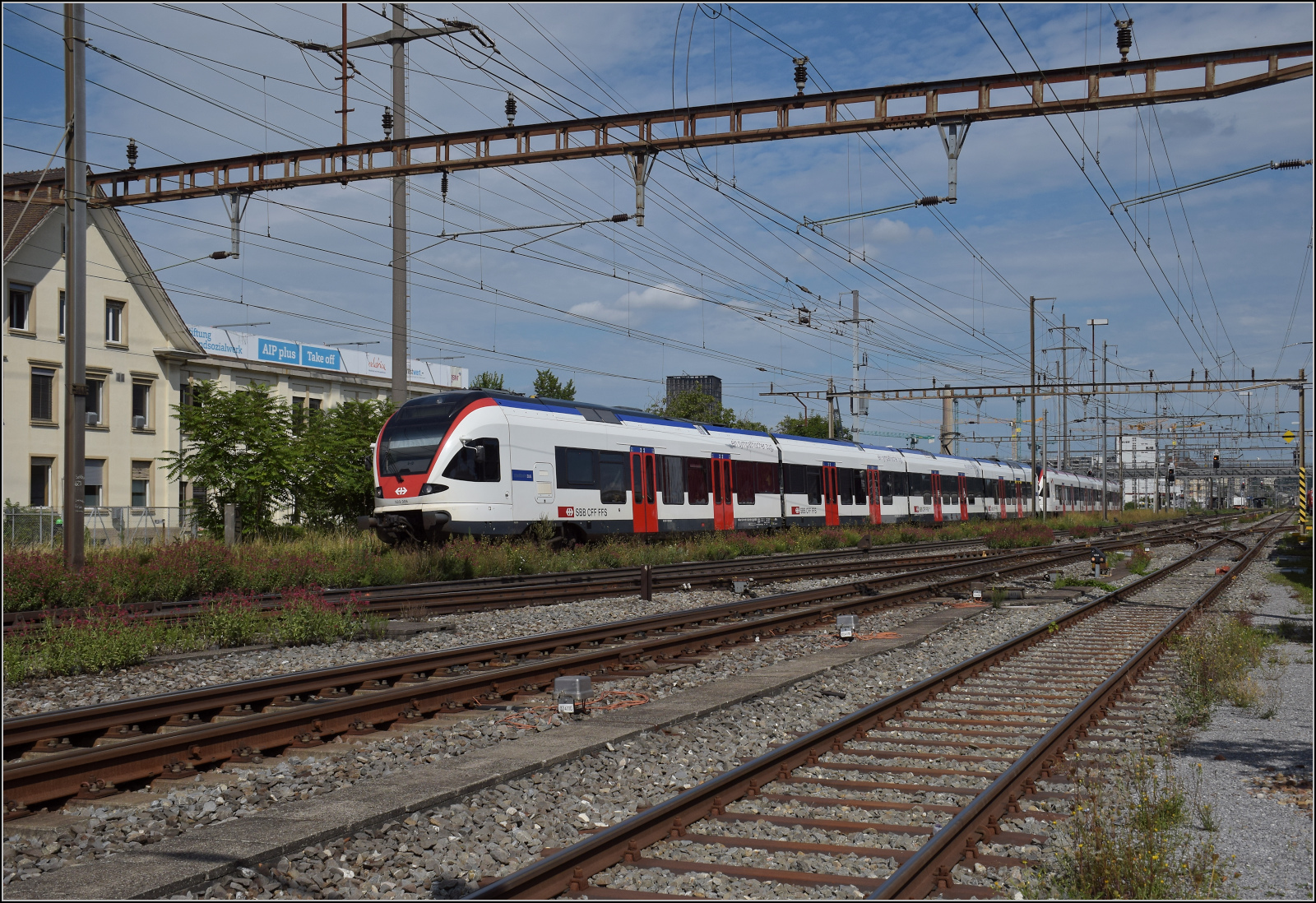 RABe 523 006 und RABe 521 024 in Pratteln. August 2025.