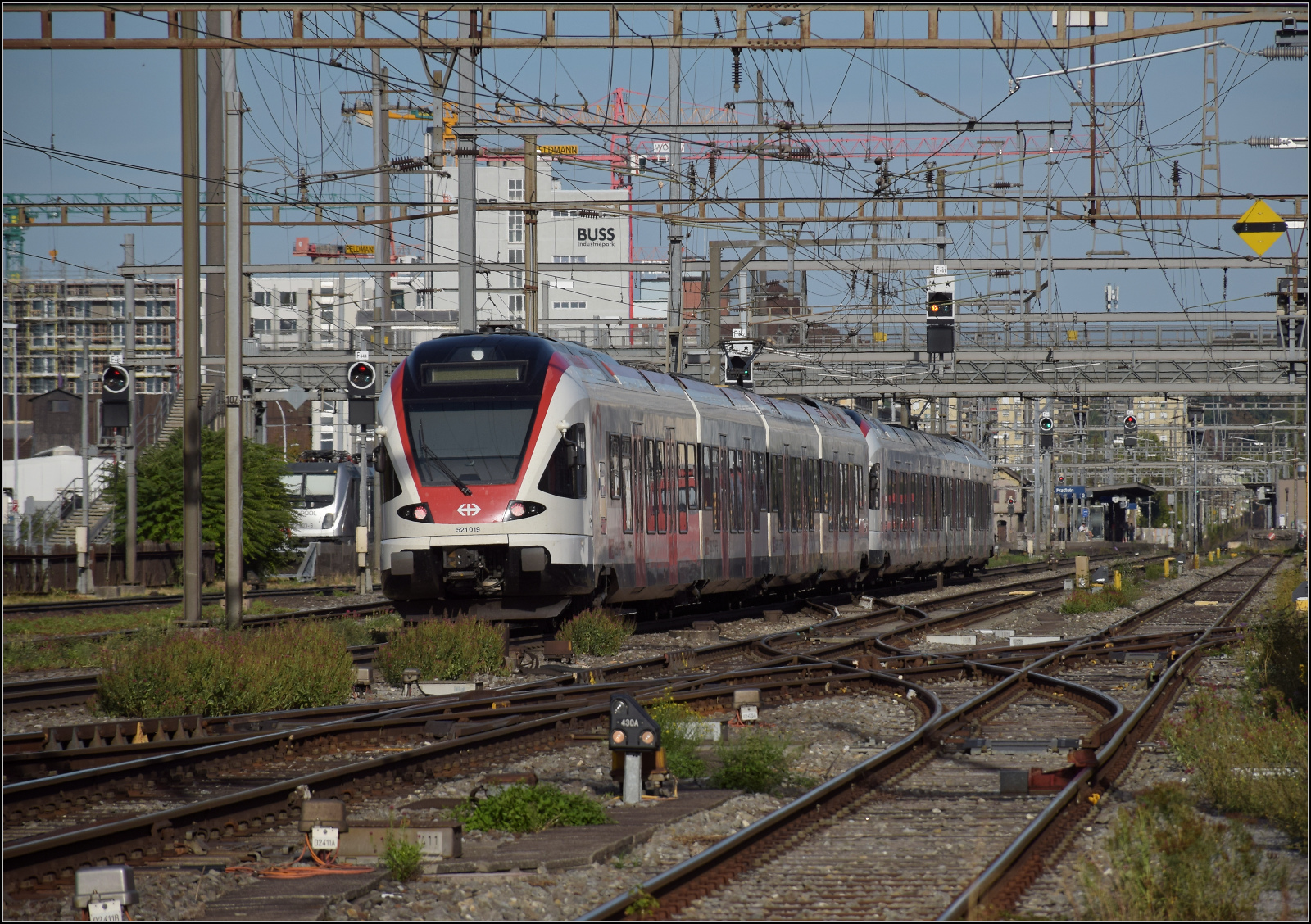 RABe 523 006 und RABe 521 019 in Pratteln. August 2026.
