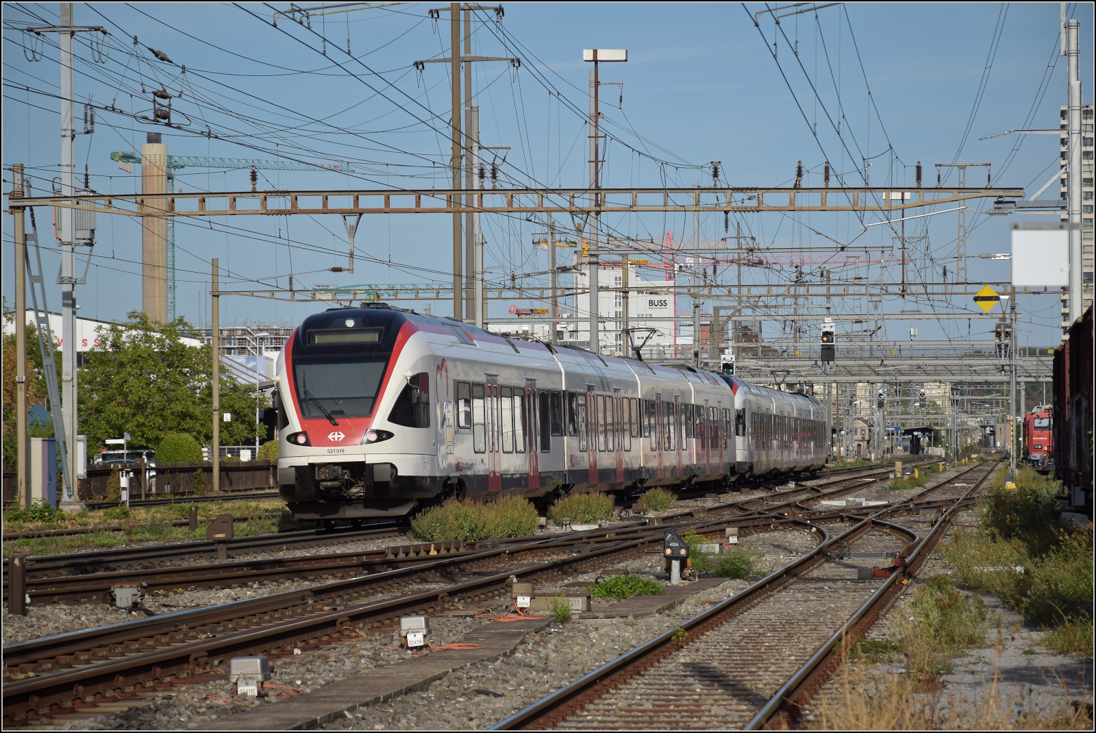 RABe 523 006 und RABe 521 019 in Pratteln. August 2026.