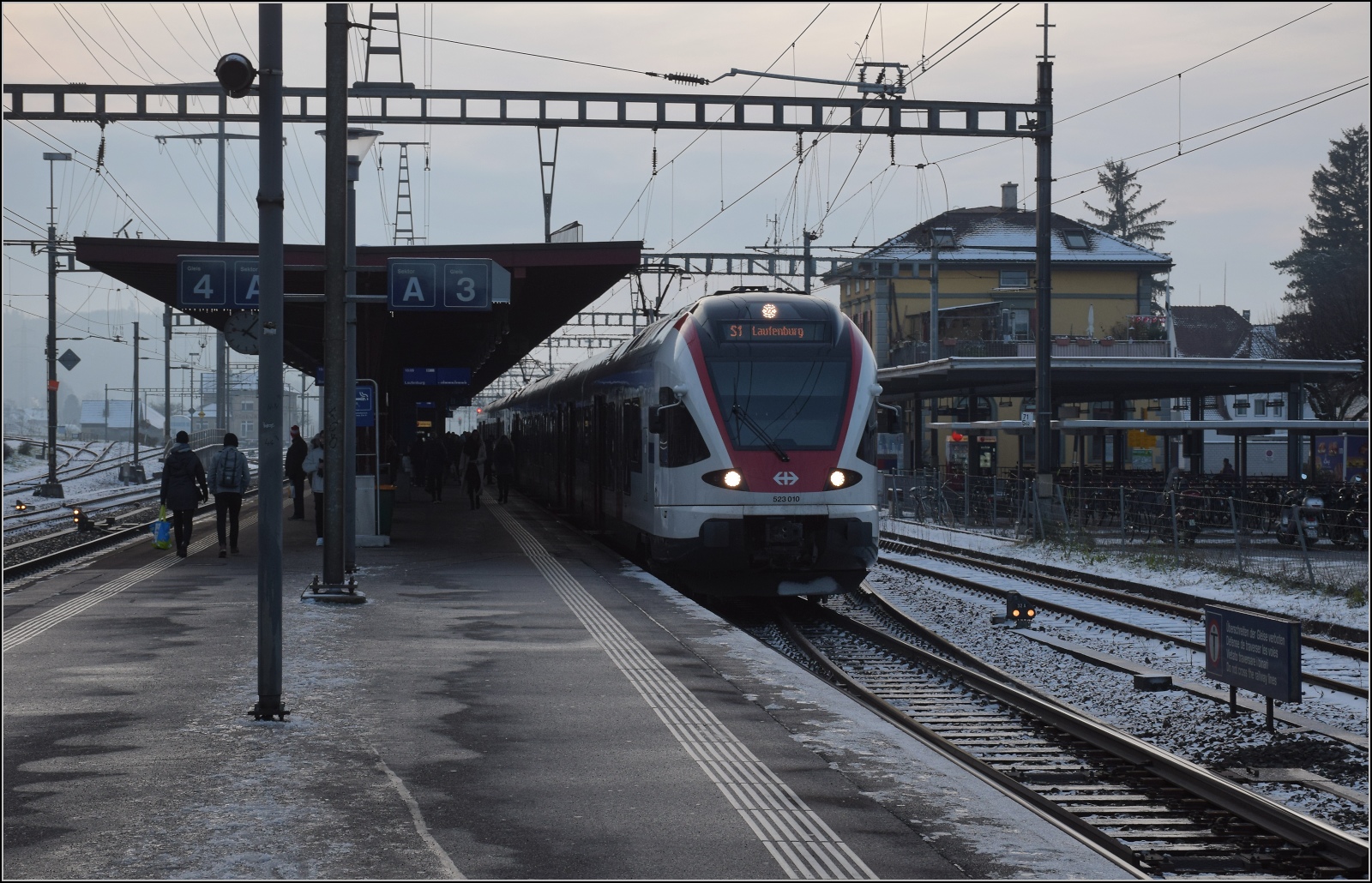RABe 523 010 und RABe 523 045 in Rheinfelden (AG). Dezember 2022
