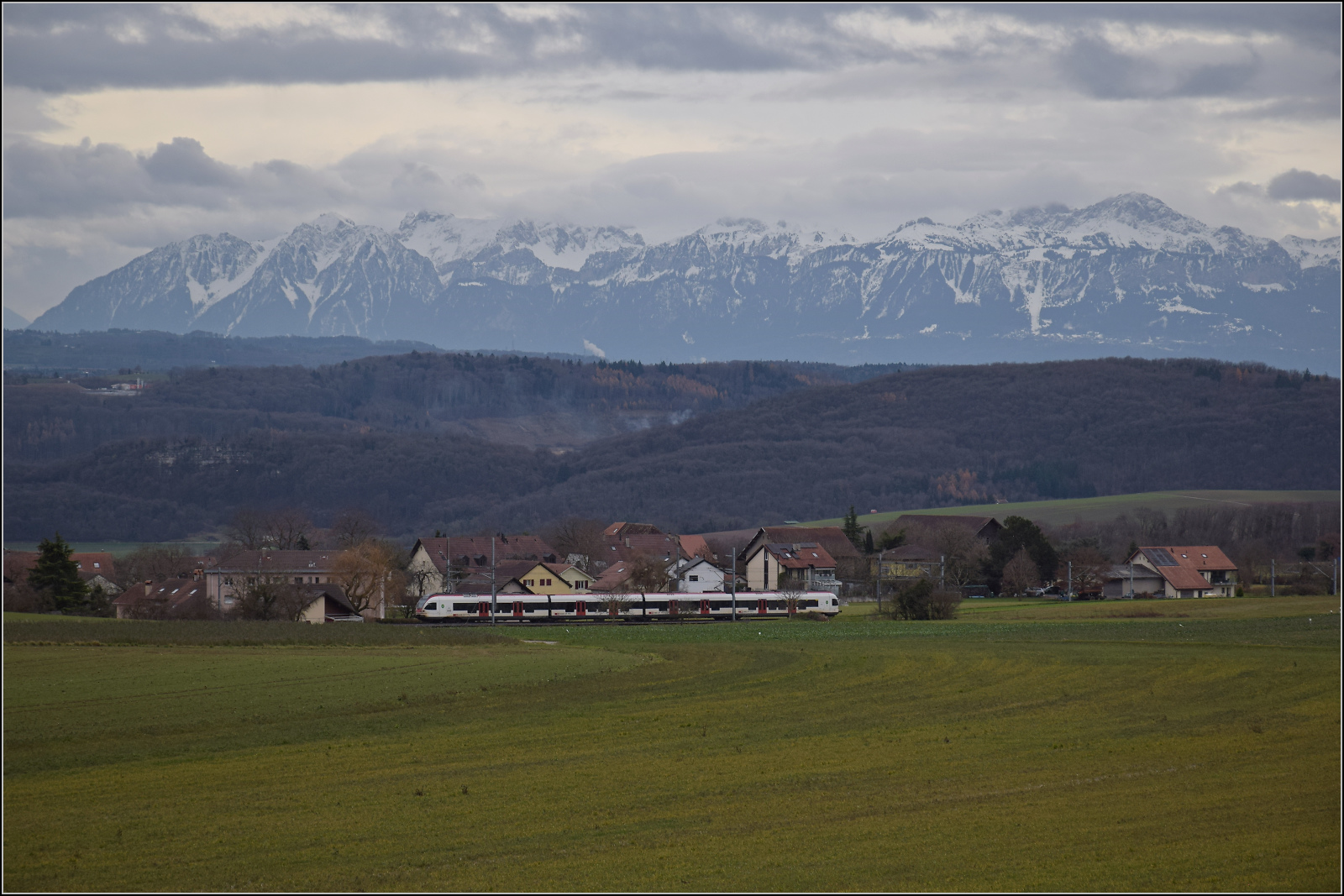 RABe 523 014 bergwärts bei Arnex-sur-Orbe. Dezember 2025.