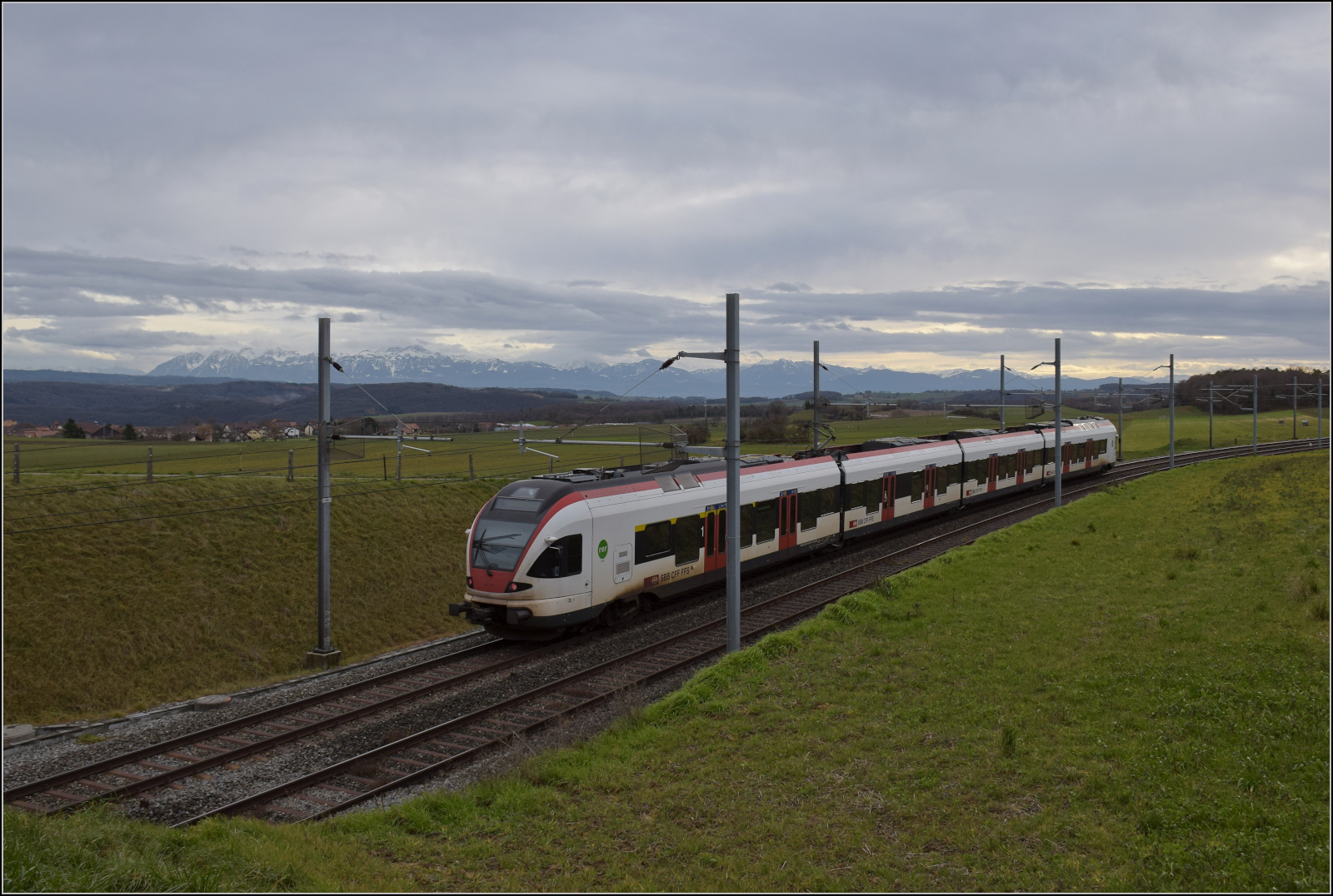 RABe 523 014 bergwärts zwischen Arnex-sur-Orbe und Croy-Romainmôtier. Dezember 2025.