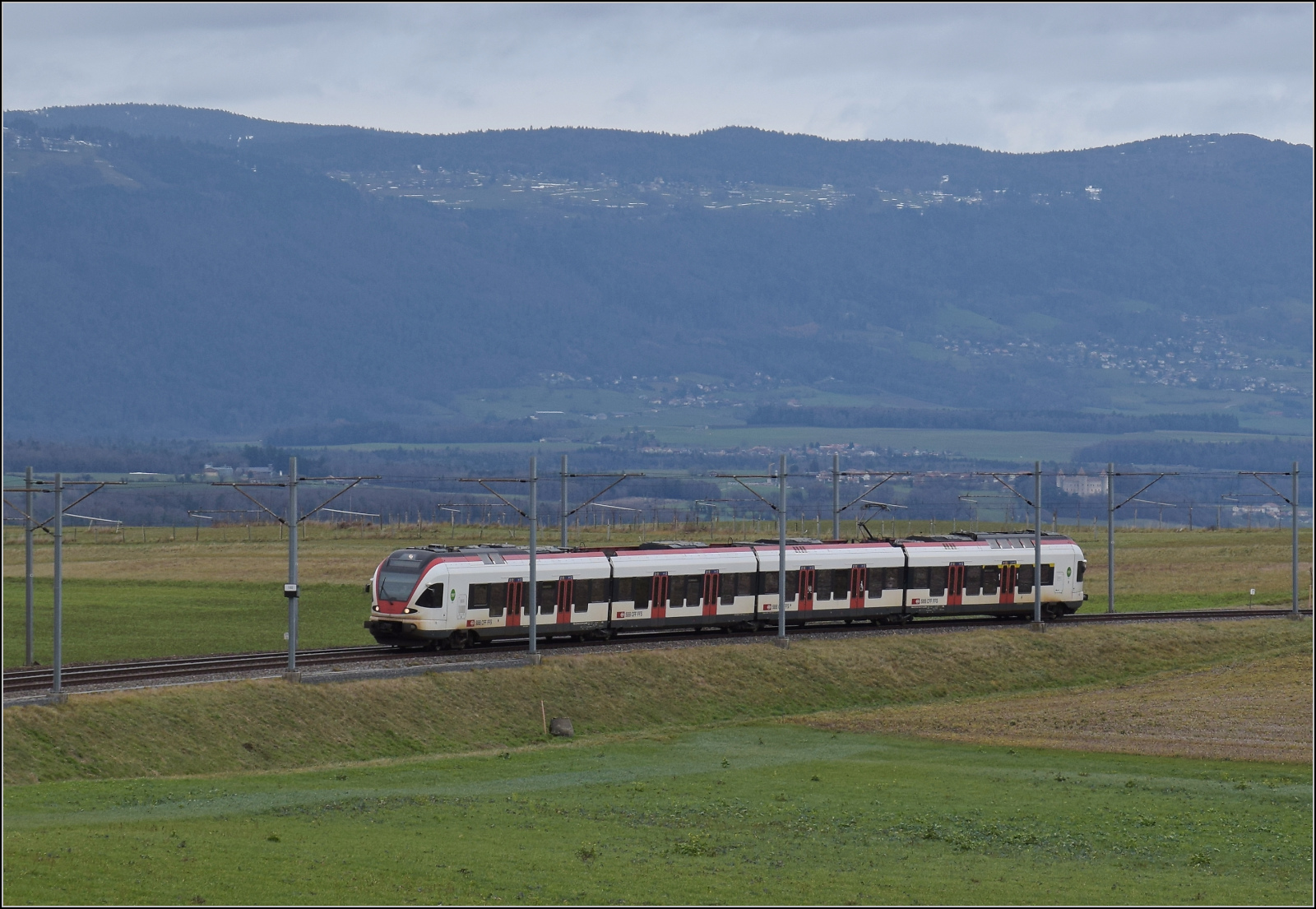 RABe 523 014 bergwärts zwischen Arnex-sur-Orbe und Croy-Romainmôtier. Dezember 2025.