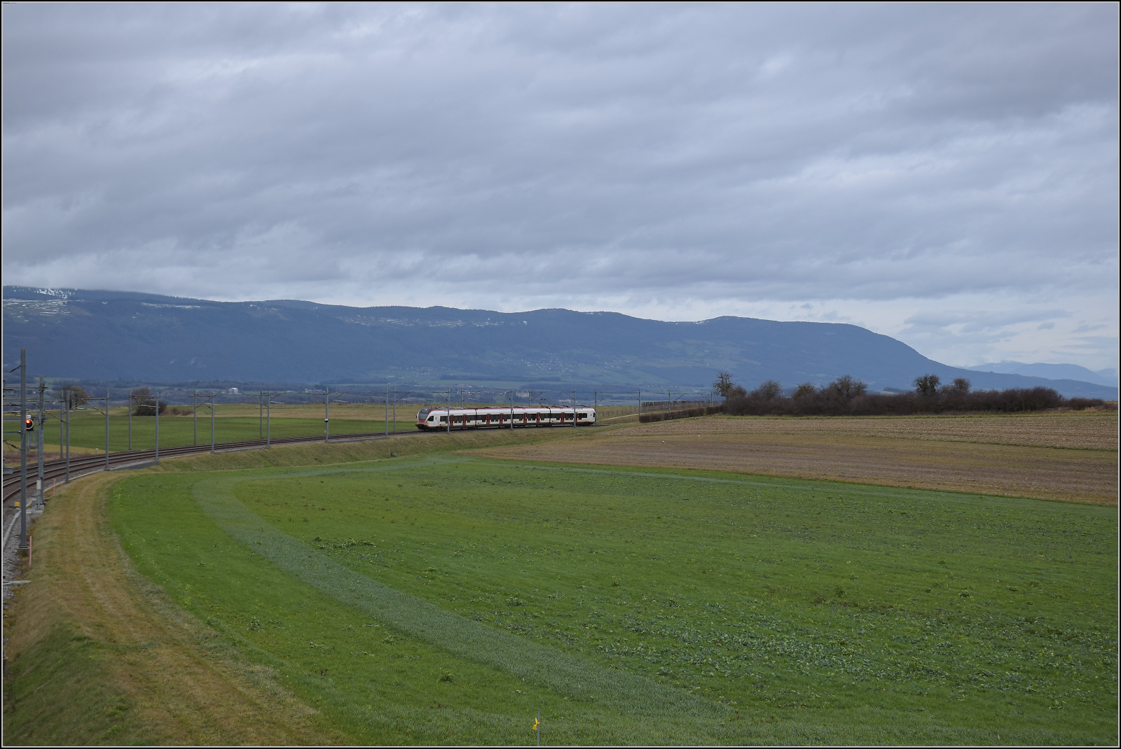 RABe 523 014 bergwärts zwischen Arnex-sur-Orbe und Croy-Romainmôtier. Dezember 2025.