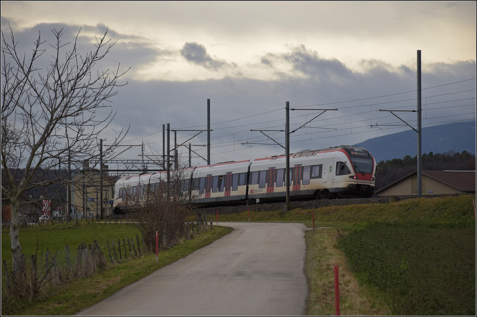 RABe 523 014 talwärts bei Arnex-sur-Orbe. Dezember 2025.