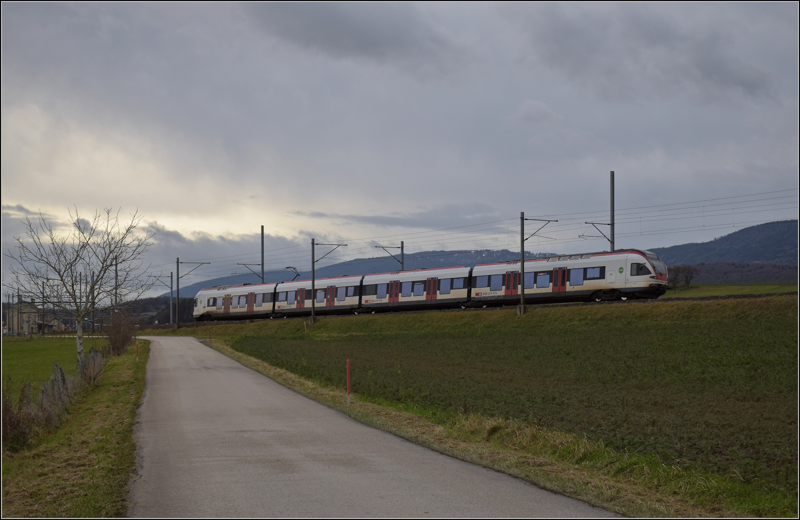 RABe 523 014 talwärts bei Arnex-sur-Orbe. Dezember 2025.