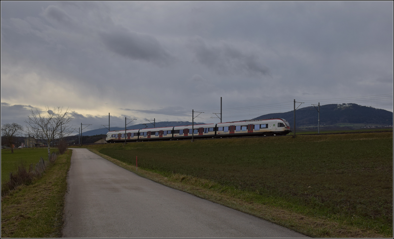 RABe 523 014 talwärts bei Arnex-sur-Orbe. Dezember 2025.
