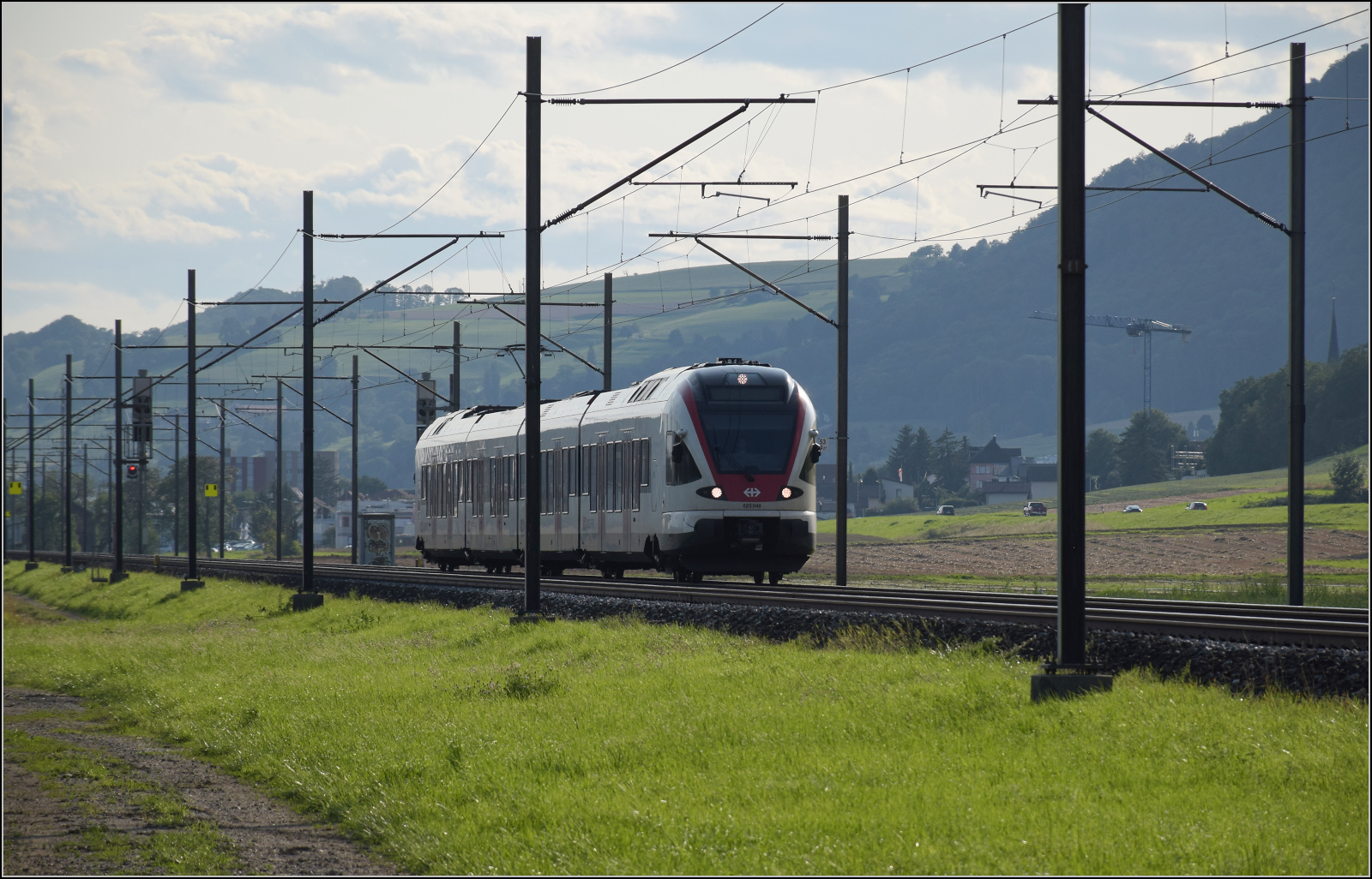 RABe 523 048 im Dünnerenfeld. Oensingen, August 2025.