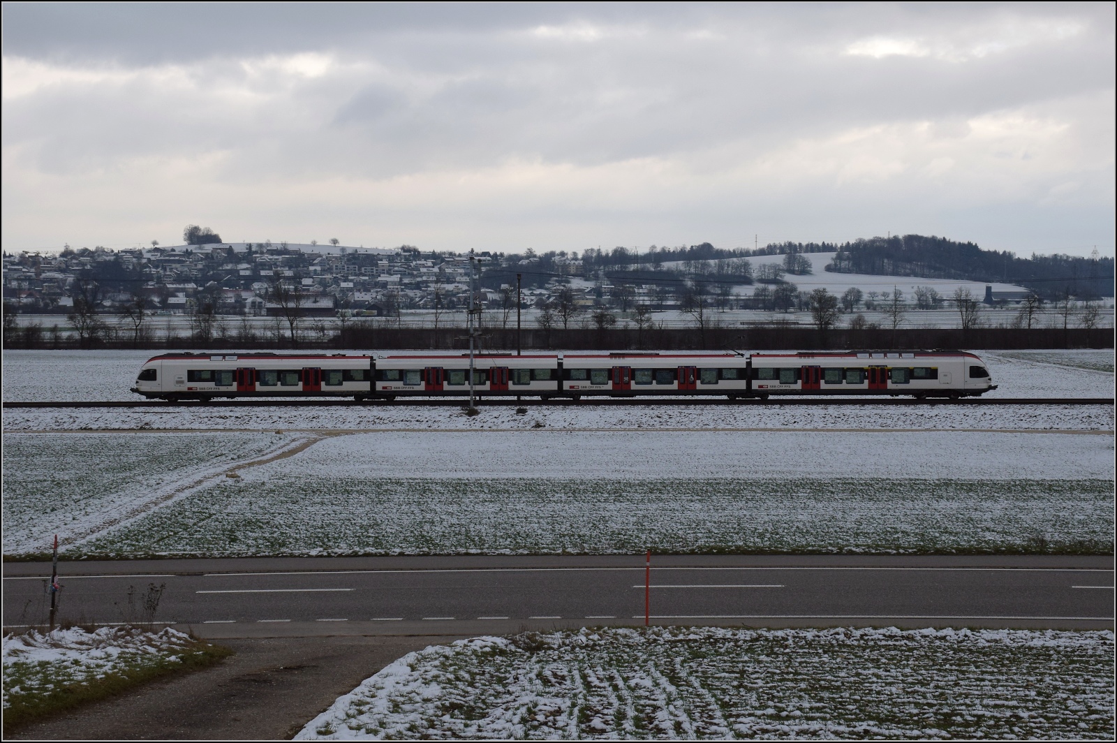RABe 523 04x bei Oensingen. Januar 2023.