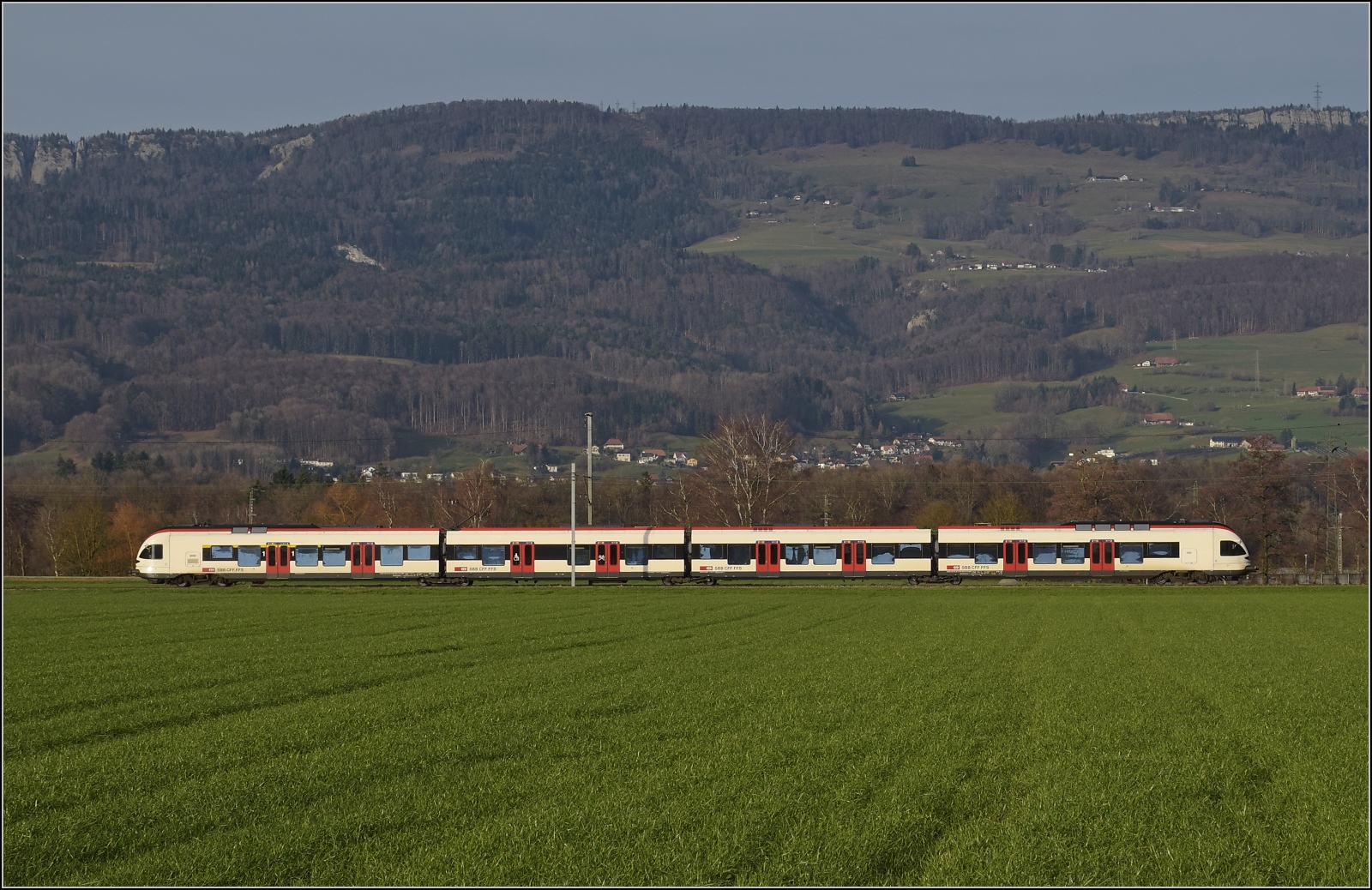RABe 523 050 bei Deitingen. Dezember 2023.