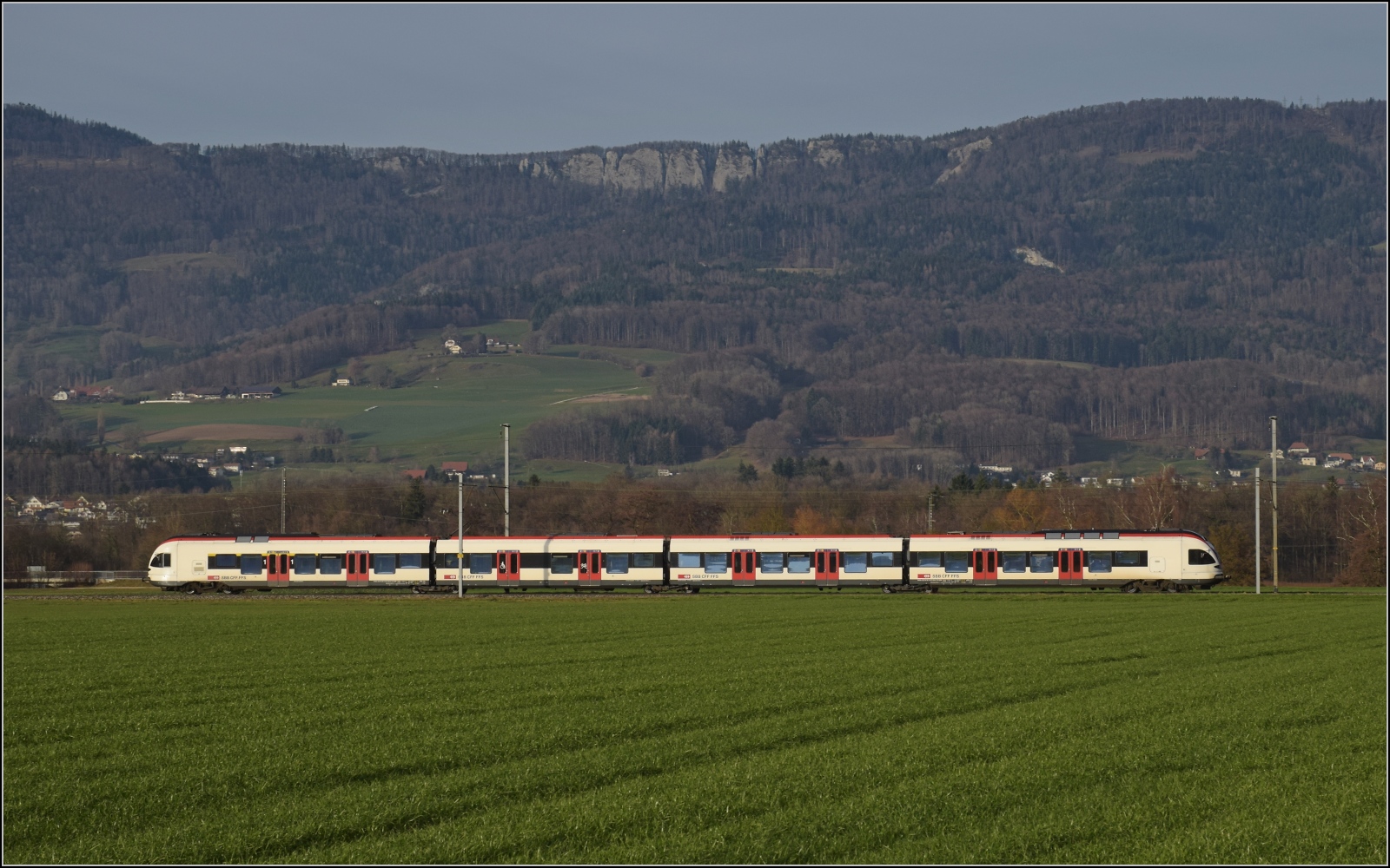RABe 523 050 bei Deitingen. Dezember 2023.