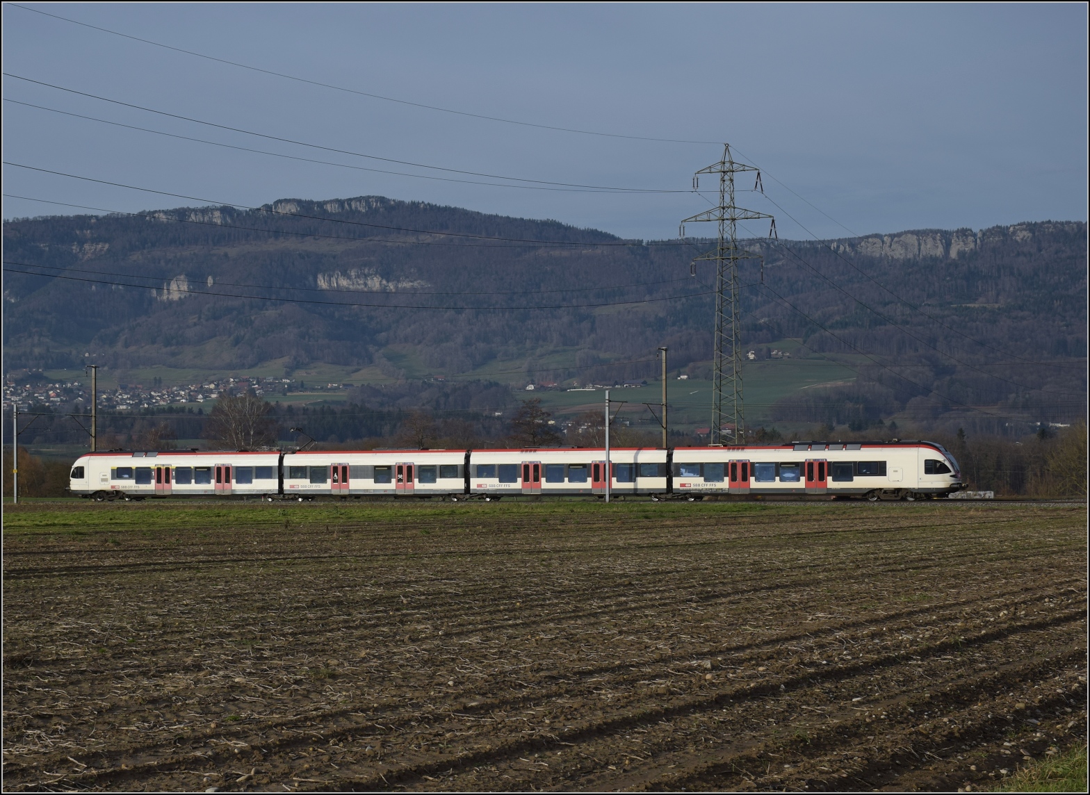 RABe 523 054 bei Deitingen. Dezember 2023.