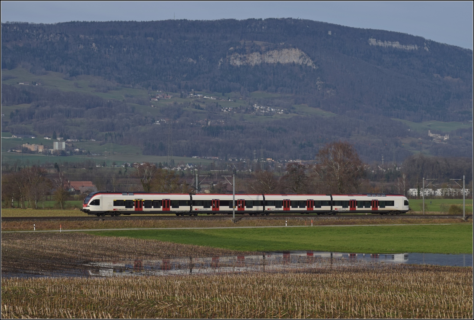 RABe 523 054 bei Deitingen. Dezember 2023.
