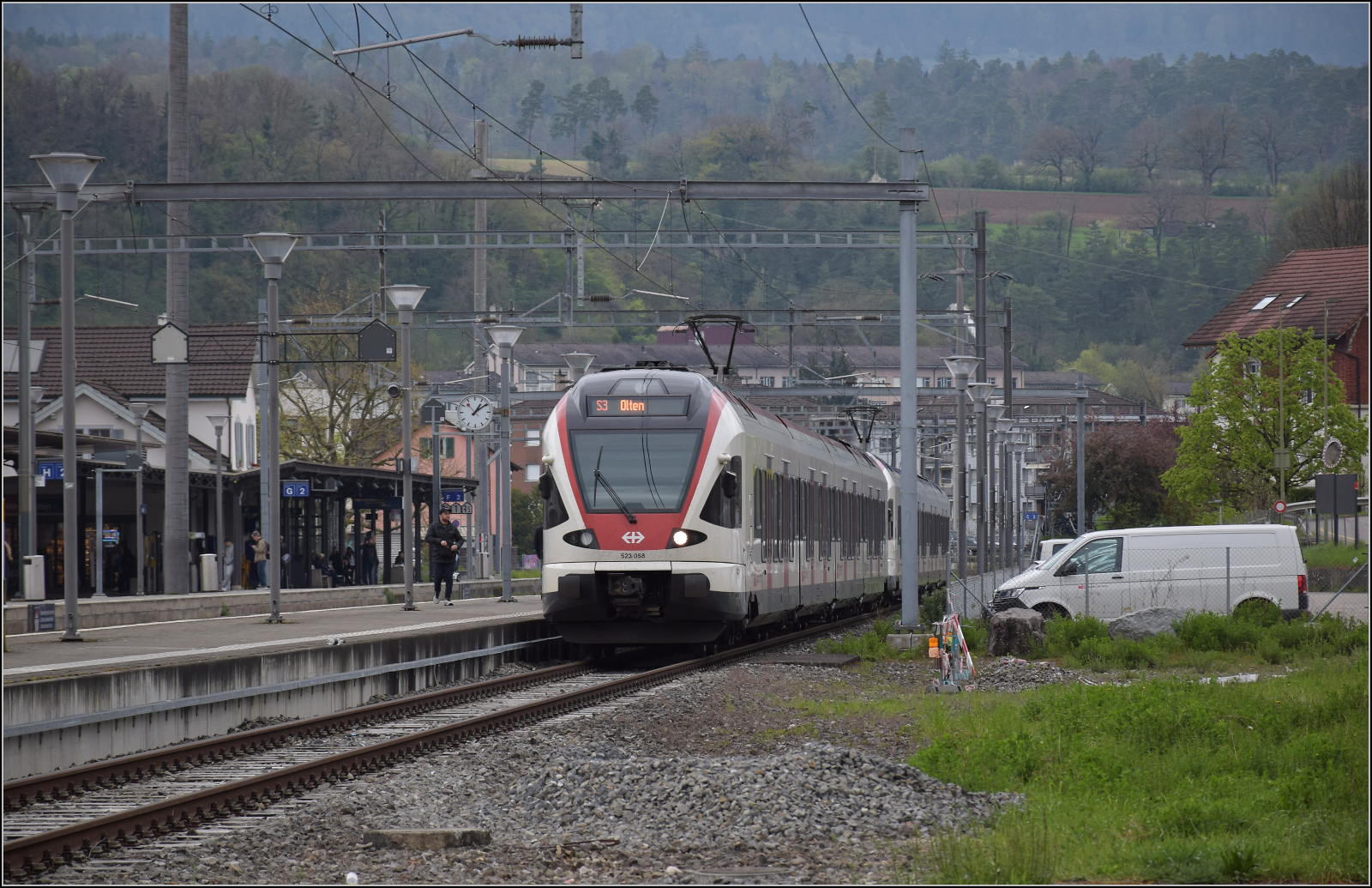 RABe 523 058 und ein weiterer RABe 523 warten in Laufen die Rückreise nach Olten via Basel ab. April 2026.