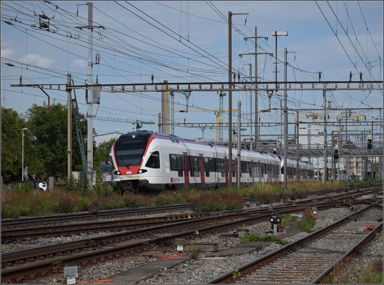 RABe 523 064 (im Bild) und RABe 523 001 in Pratteln. August 2025.