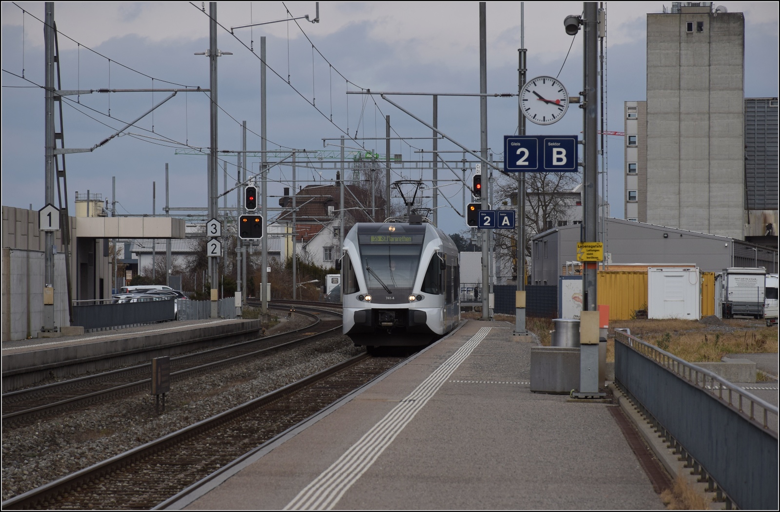 RABe 526 724 in Rheineck. Februar 2023.