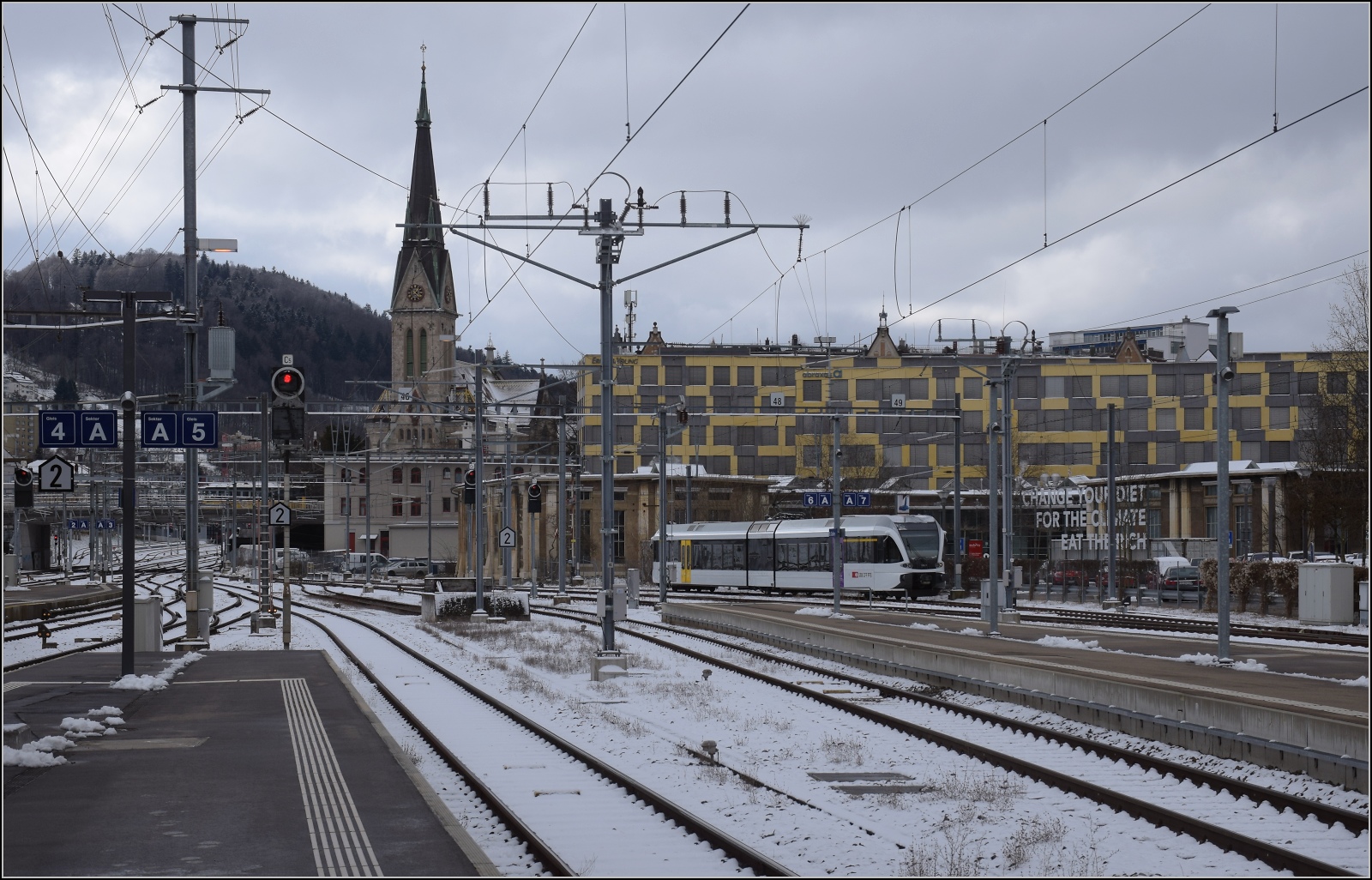 RABe 526 725 wartet in St. Gallen auf einen neuen Einsatz. Februar 2023.