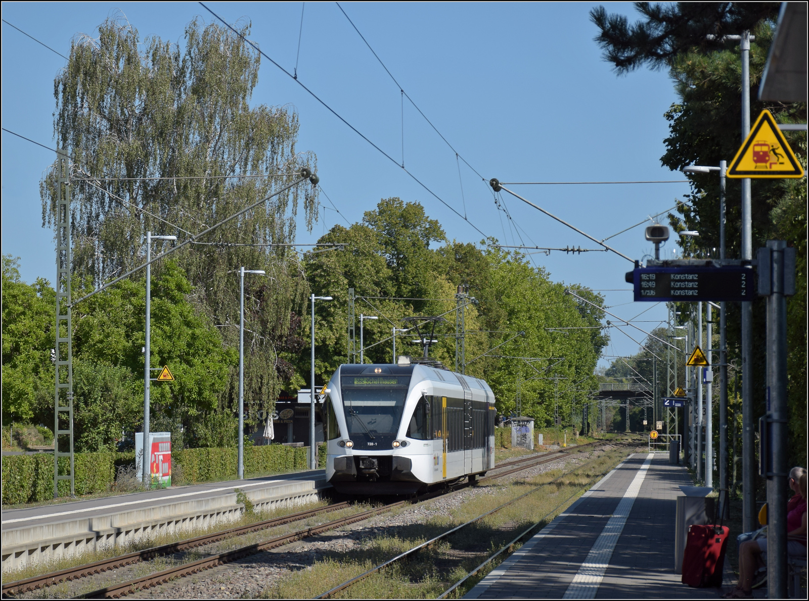 RABe 526 728 der Thurbo ist eines von zwei nach Konstanz verl�ngerten Zugpaaren des Rhyhas, wobei die Bezeichnung S 62 eher irref�hrend ist. Das Haltekonzept entspricht eher einem IR 62. Allensbach. August 2026.