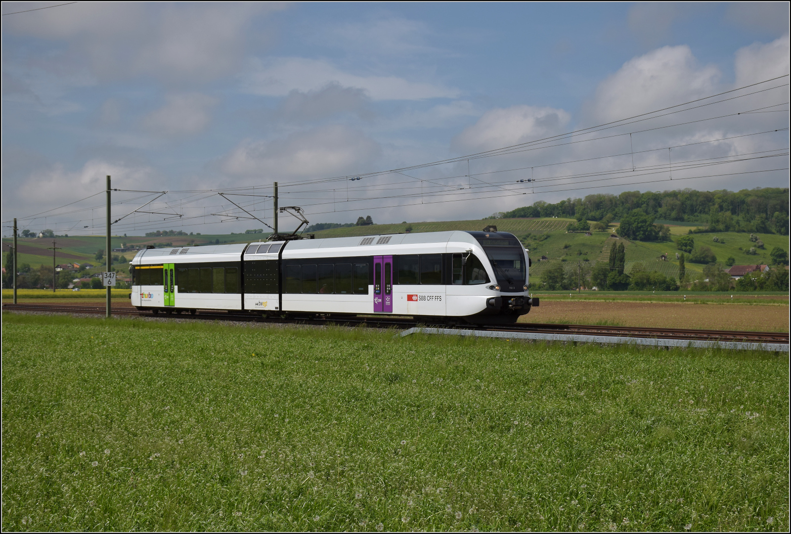 RABe 526 732 auf dem Weg nach Erzingen. Wilchingen, Mai 2025.