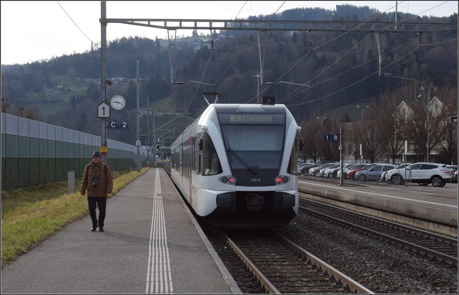RABe 526 757 brachte uns nach Rheineck. Und der  Allwetterfotograf  wartet schon auf dem Bahnsteig. Februar 2023.