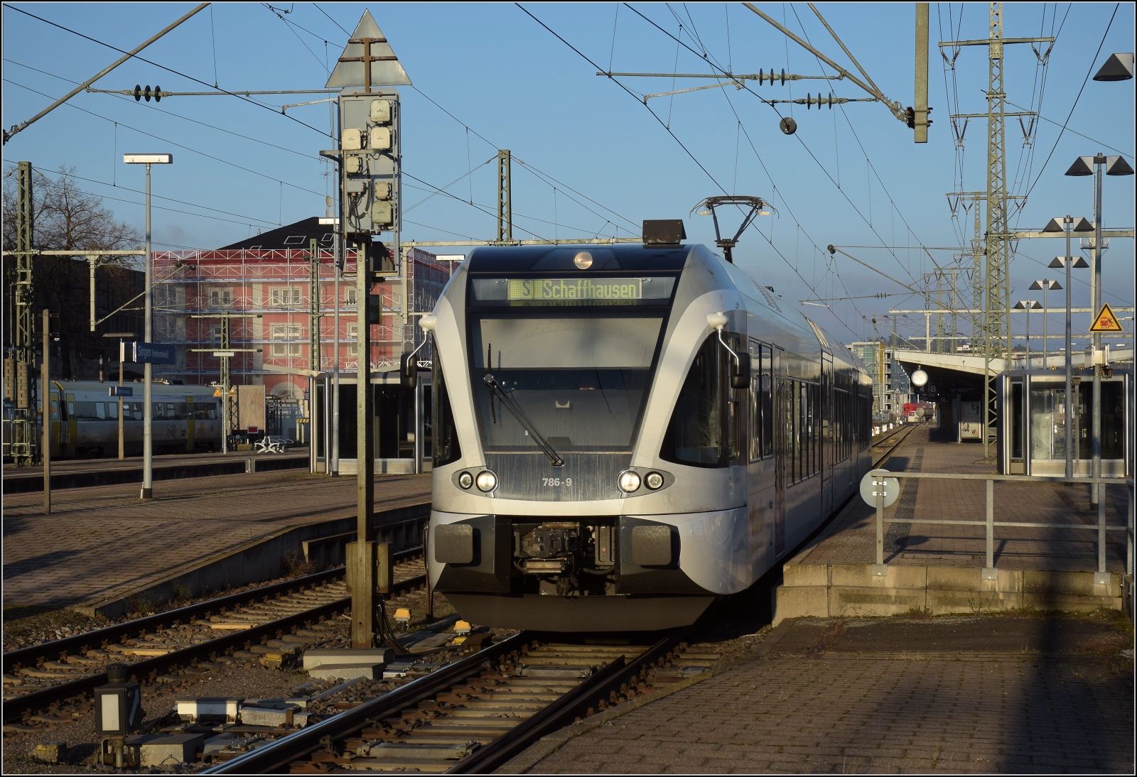 RABe 526 786 der Thurbo fährt nach Schaffhausen ab. Februar 2023.