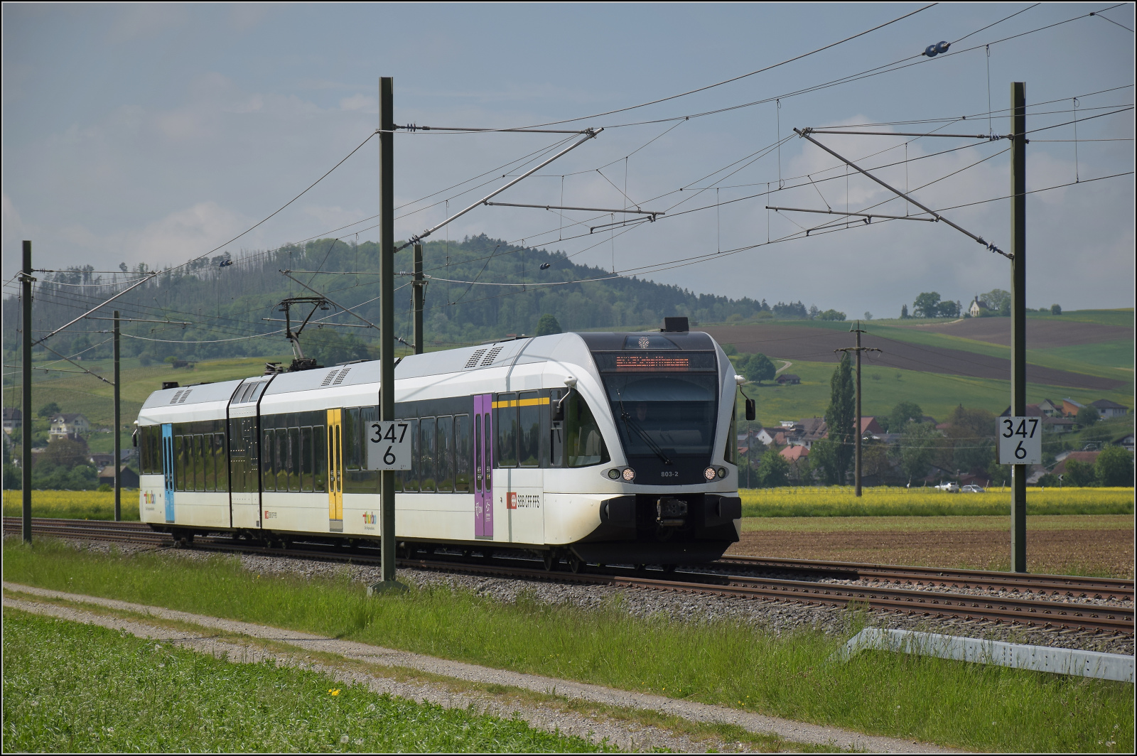 RABe 526 803 fährt nach Wilchingen-Hallau ein. Mai 2025.