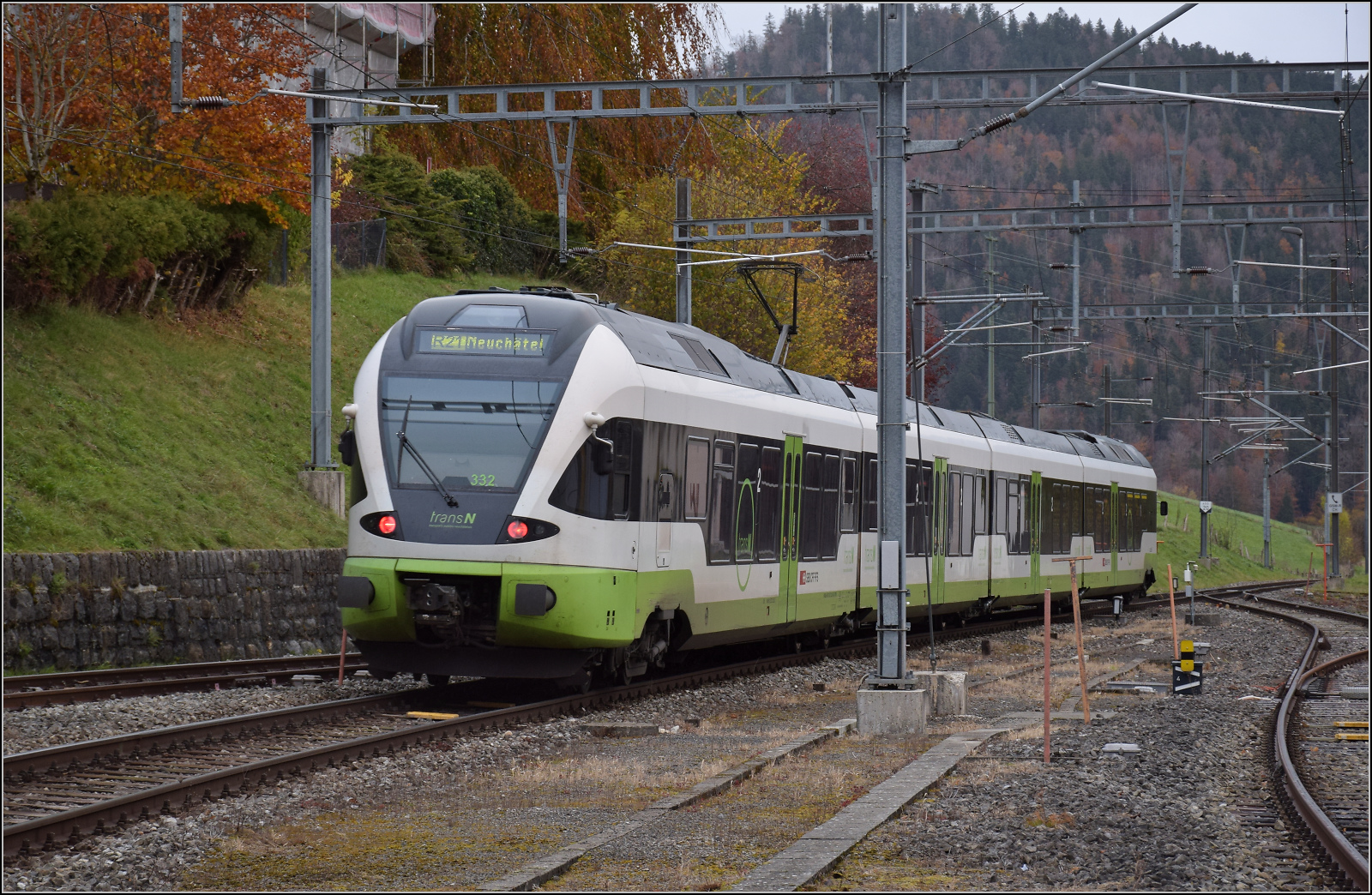 RABe 527 332 von TransN sorgt für öffentlichen Verkehr im Val Travers. Oktober 2025.