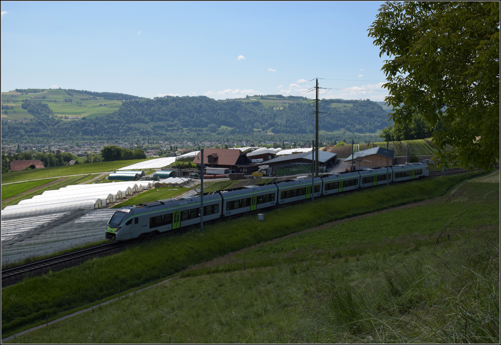 RABe 528 128 erinnert daran, ein Leben ohne Fotowolke ist nicht möglich, wäre aber sinnvoll. Tägertschi, Mai 2025.