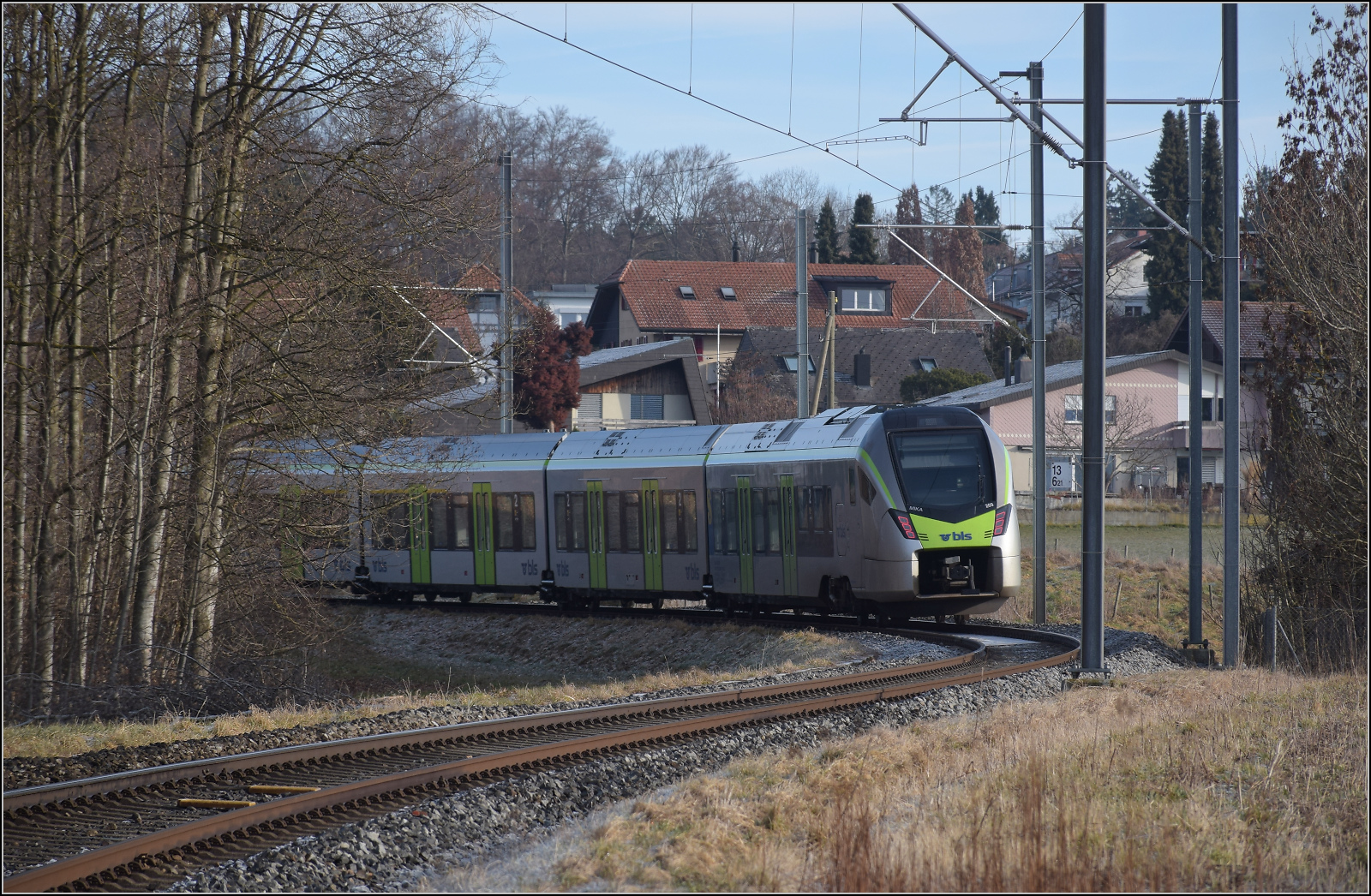RABe 528 209 auf dem Weg nach Bern. Mittelhäusern, Januar 2026.