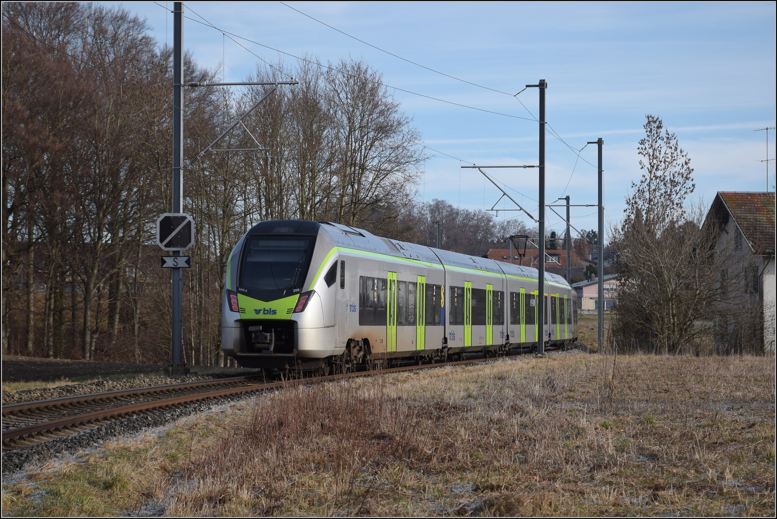 RABe 528 209 auf dem Weg nach Bern. Mittelhäusern, Januar 2026.
