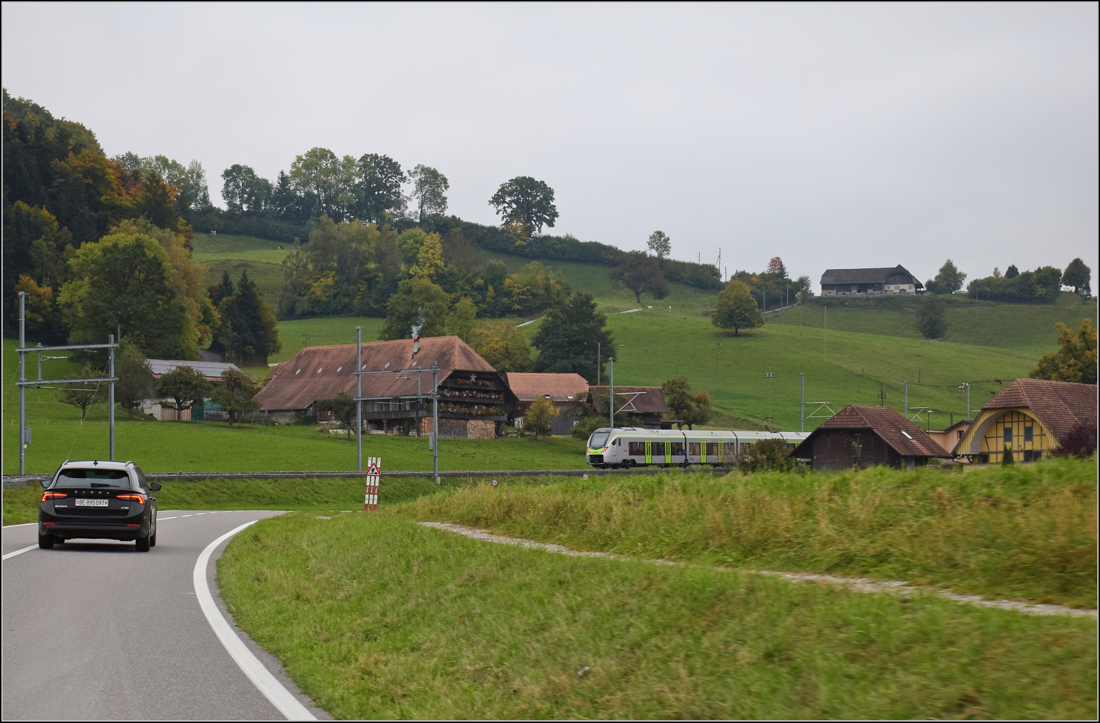 RABe 528 209 bei Aekenmatt. Oktober 2025.