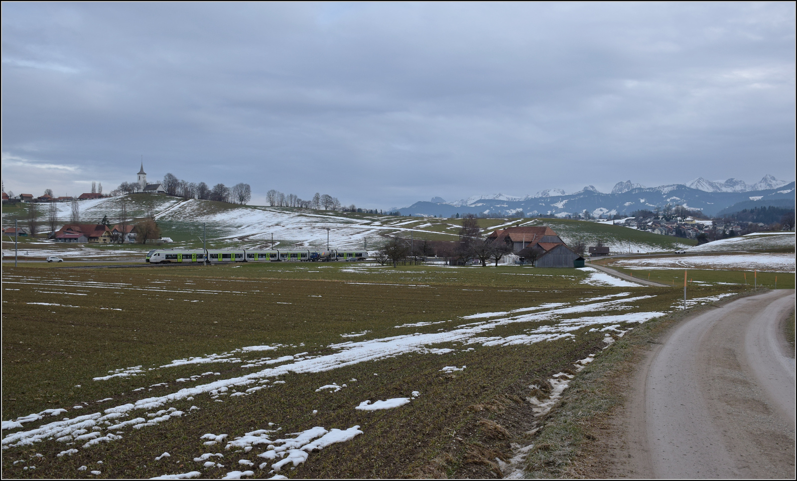 RABe 528 209 bei H�usern auf dem Weg nach Schwarzenburg. Januar 2026.