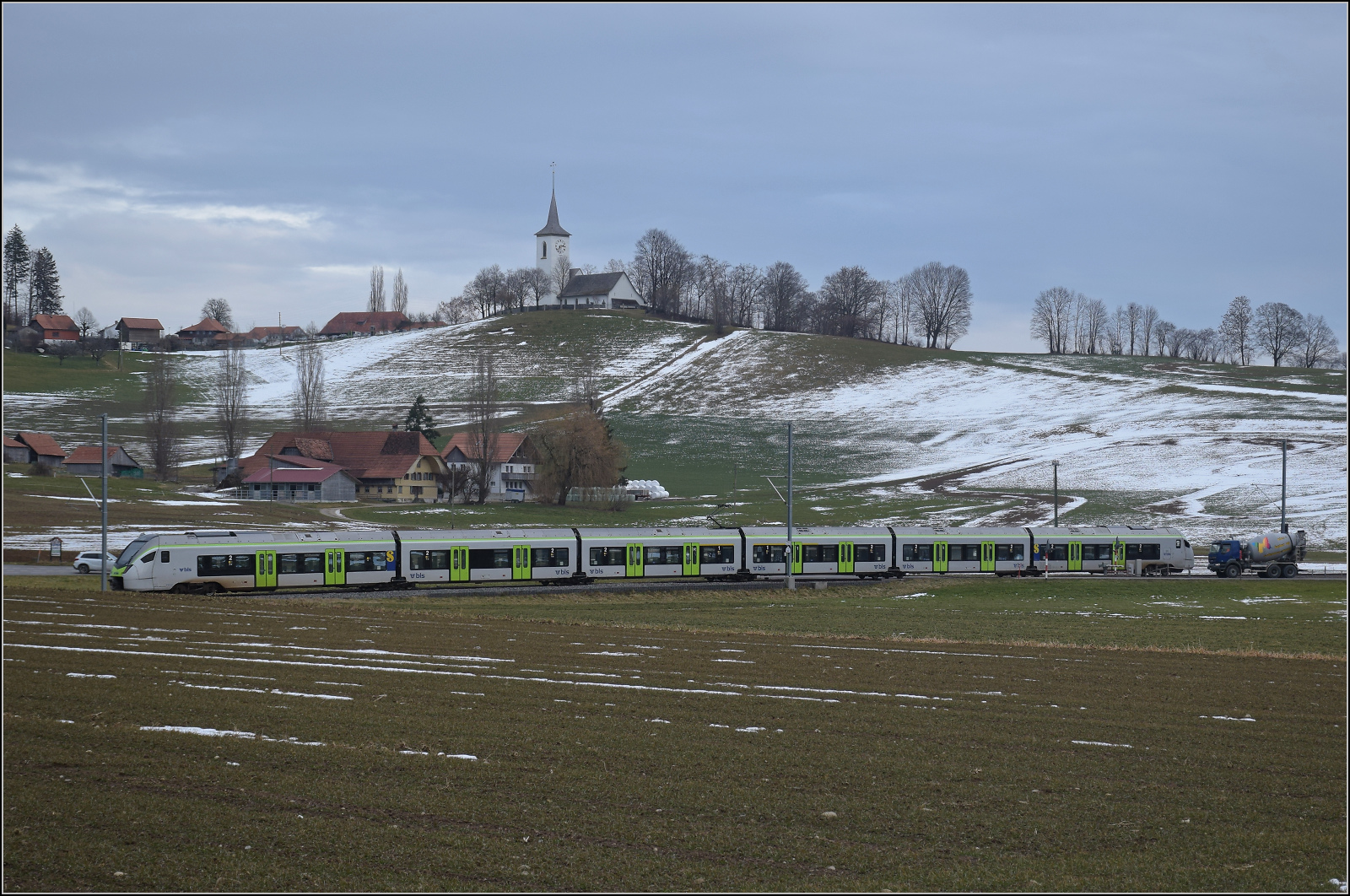 RABe 528 209 bei H�usern auf dem Weg nach Schwarzenburg. Januar 2026.