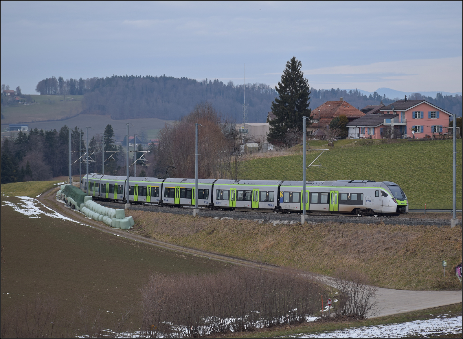 RABe 528 209 bei Steinhaus auf dem Weg nach Bern. Januar 2026.
