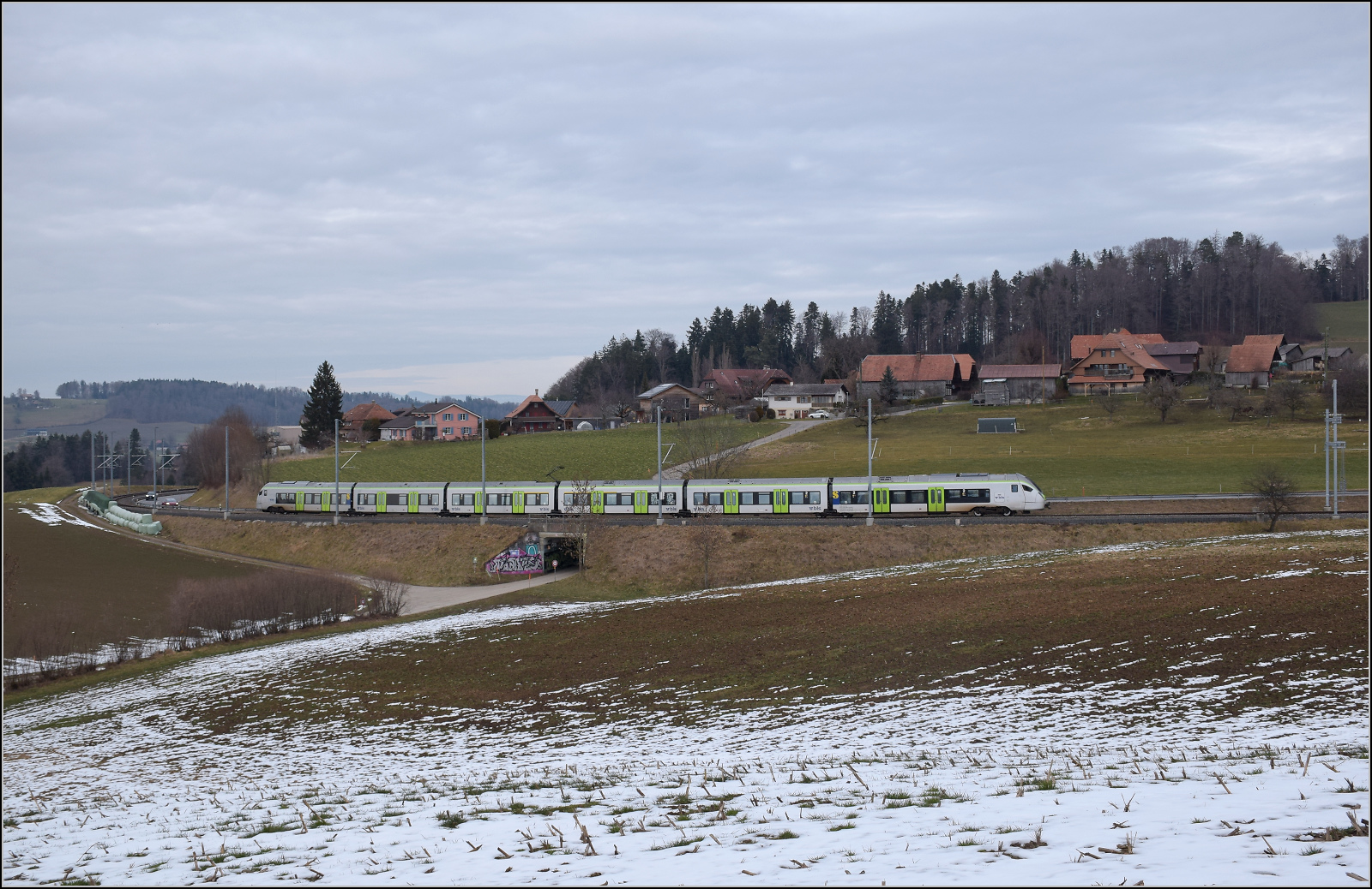 RABe 528 209 bei Steinhaus auf dem Weg nach Bern. Januar 2026.