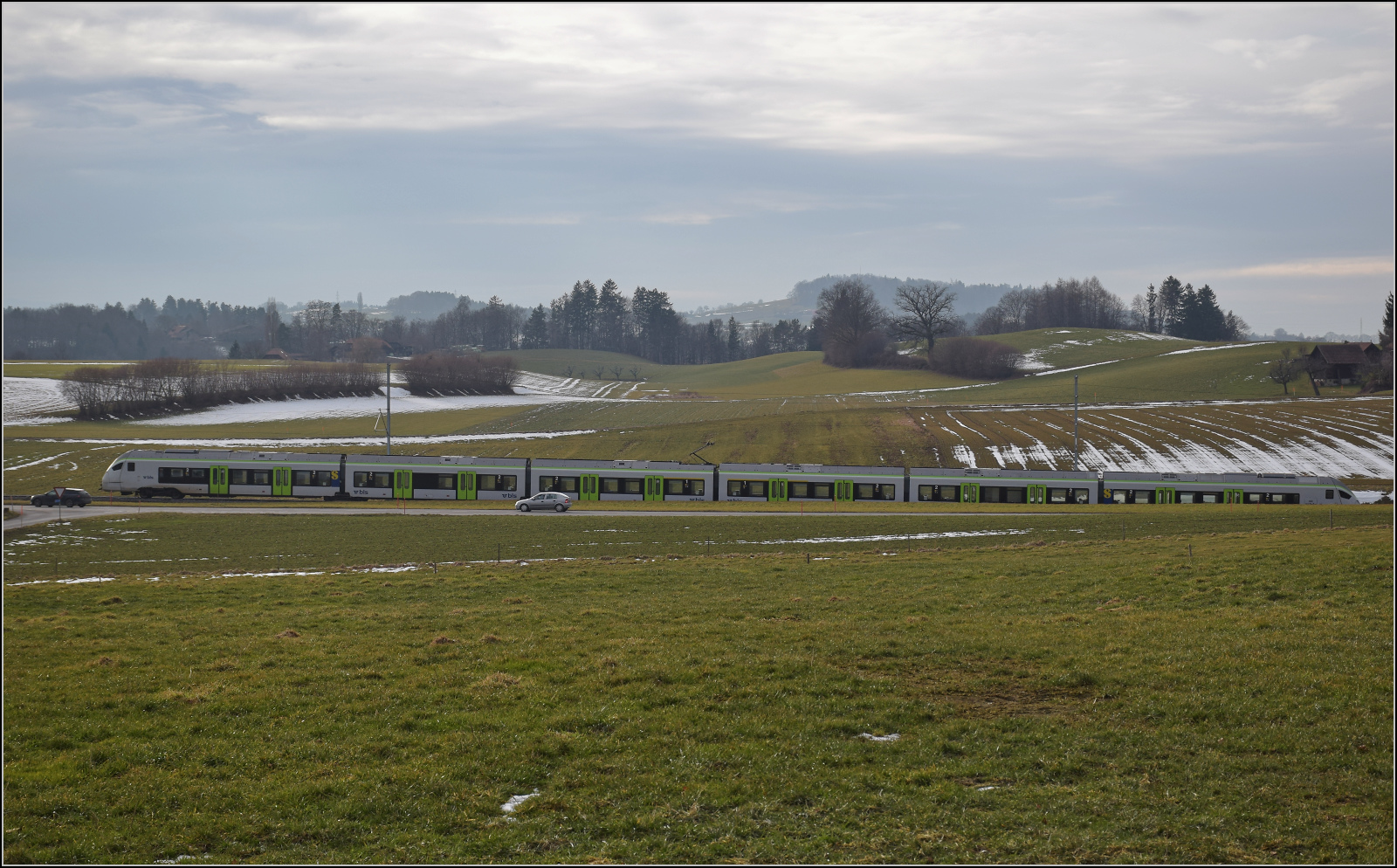 RABe 528 213 ist kein Mika sondern KAMI und bei Häusern auf dem Weg nach Bern. Althaus, Januar 2026.