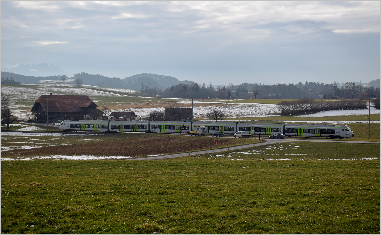 RABe 528 213 ist kein Mika sondern KAMI und bei Häusern auf dem Weg nach Bern. Althaus, Januar 2026.
