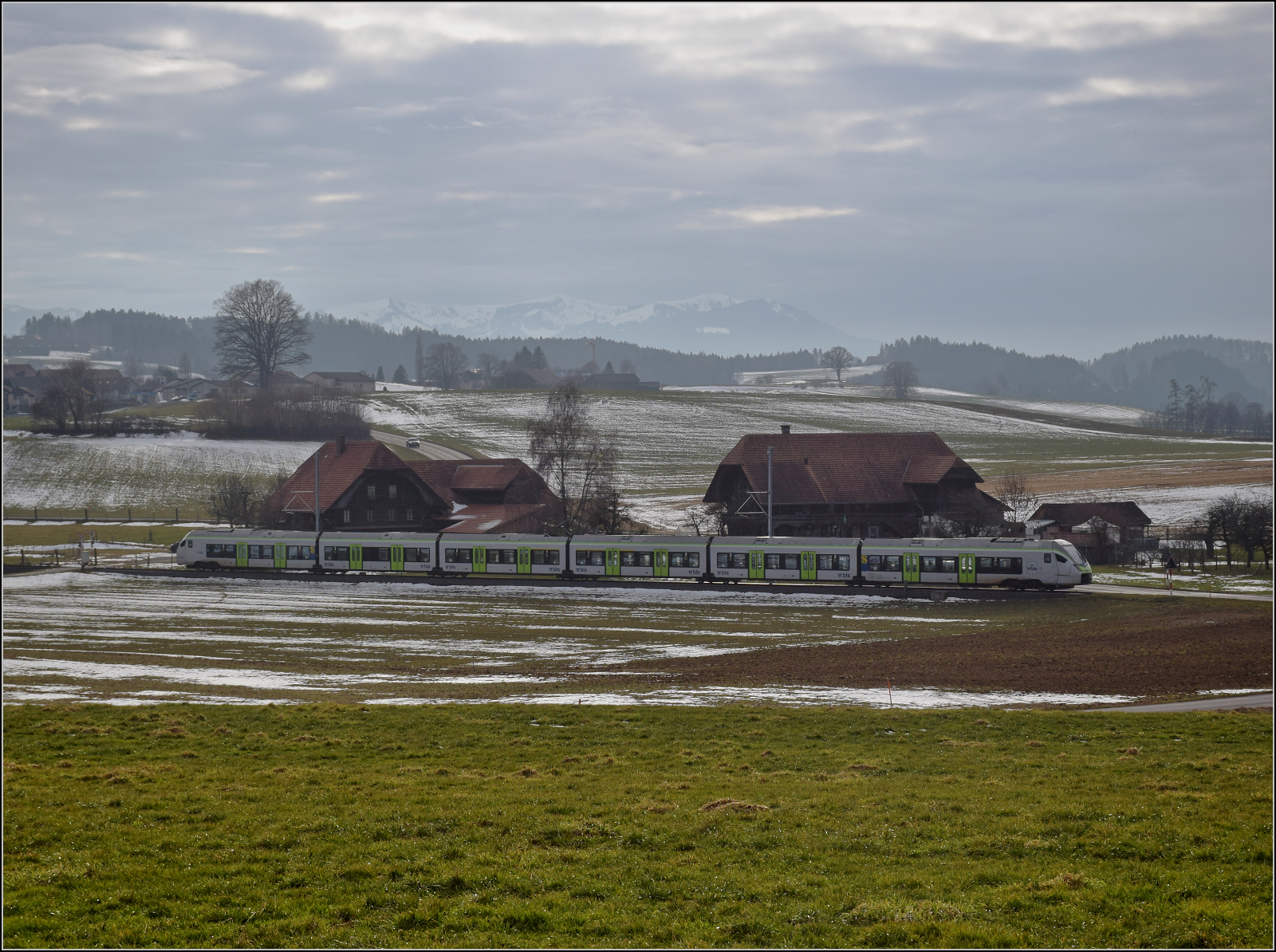 RABe 528 213 ist kein Mika sondern KAMI und bei Häusern auf dem Weg nach Bern. Althaus, Januar 2026.