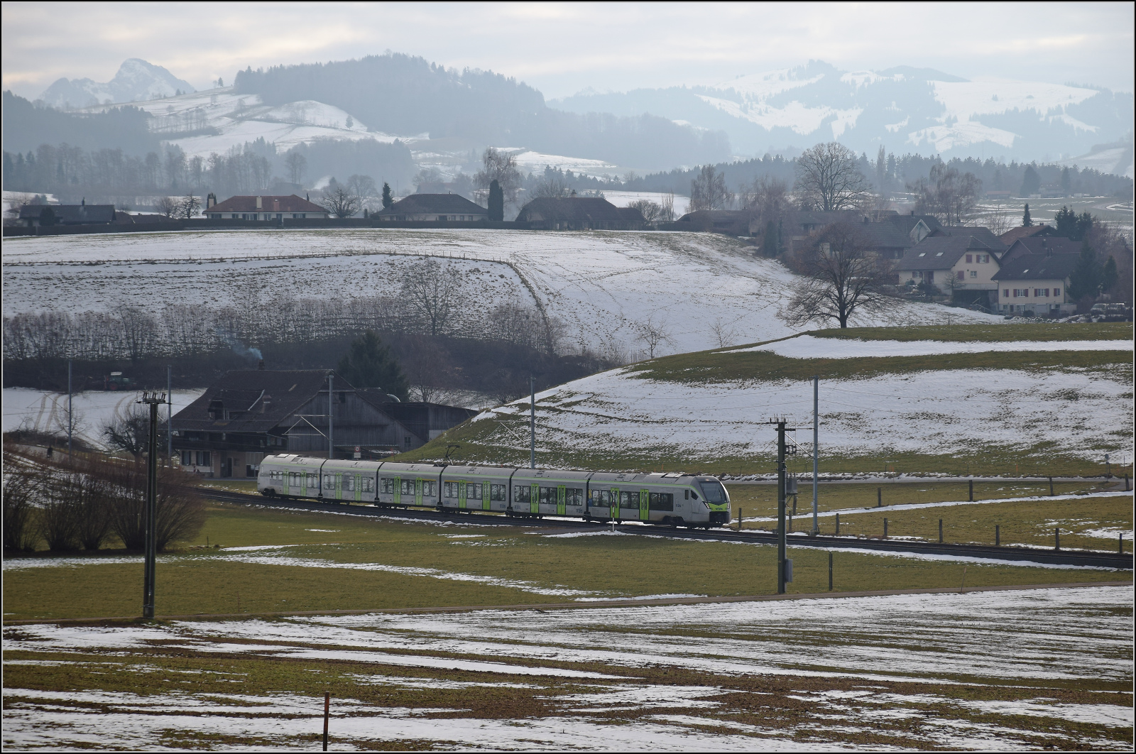 RABe 528 213 ist kein Mika sondern KAMI und bei Häusern auf dem Weg nach Bern. Althaus, Januar 2026.