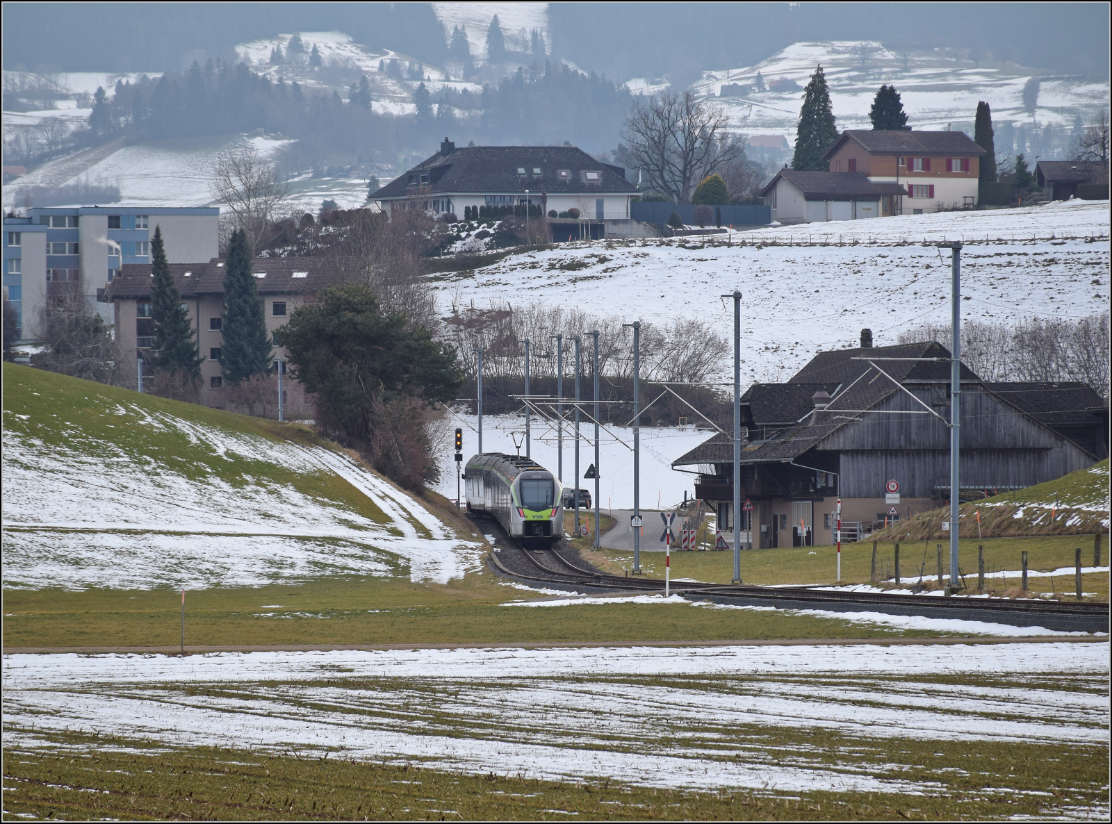 RABe 528 213 ist kein Mika sondern KAMI und hat am Feldmoos soeben das Gemeindegebiet von Schwarzenburg erreicht. Januar 2026.