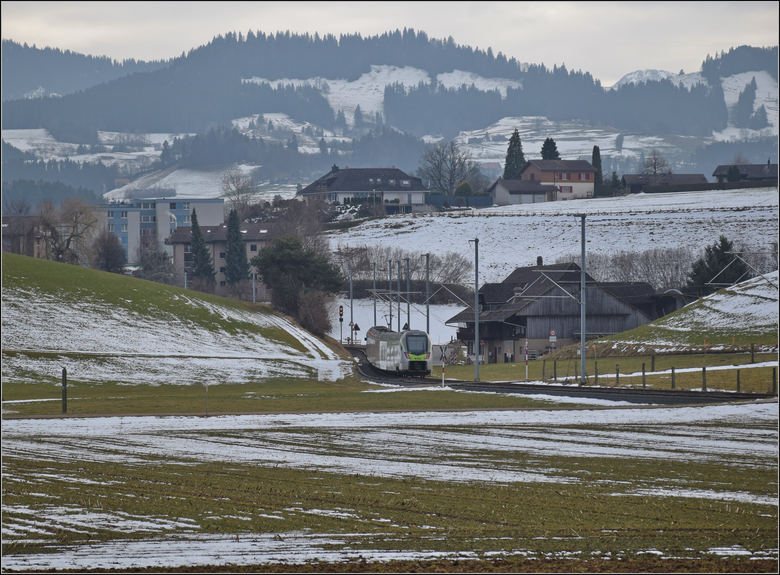 RABe 528 213 ist kein Mika sondern KAMI und hat am Feldmoos soeben das Gemeindegebiet von Schwarzenburg erreicht. Januar 2026.