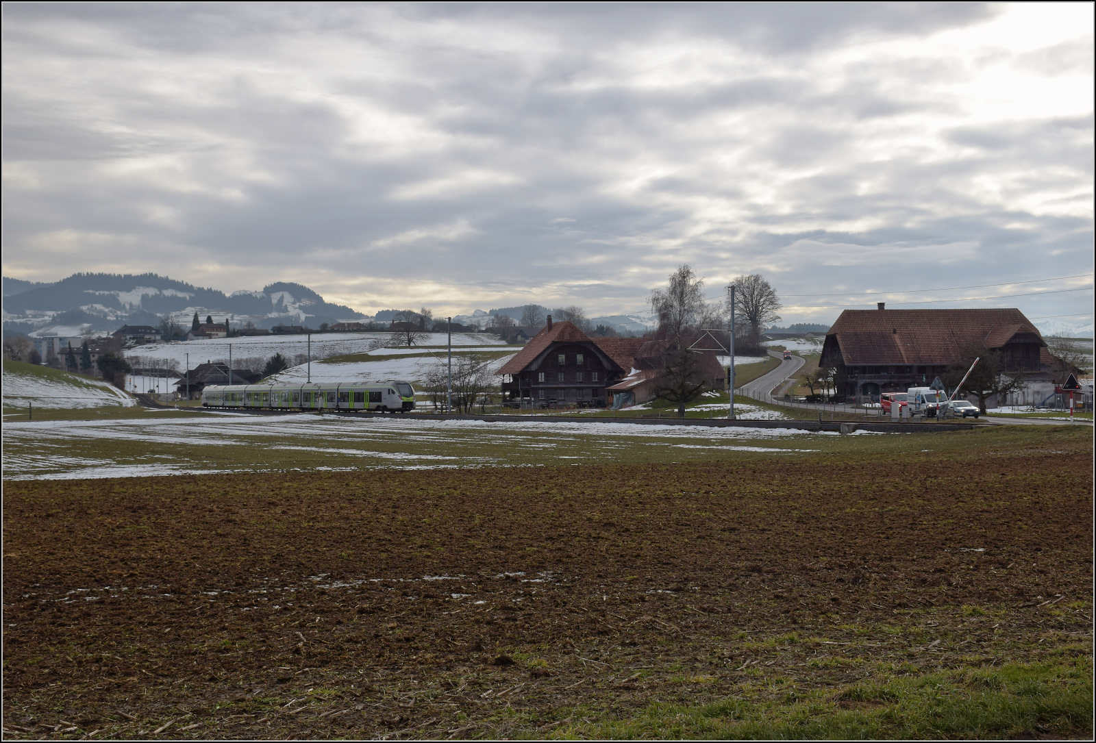 RABe 528 213 ist kein Mika sondern KAMI und bei Häusern auf dem Weg nach Schwarzenburg. Januar 2026.
