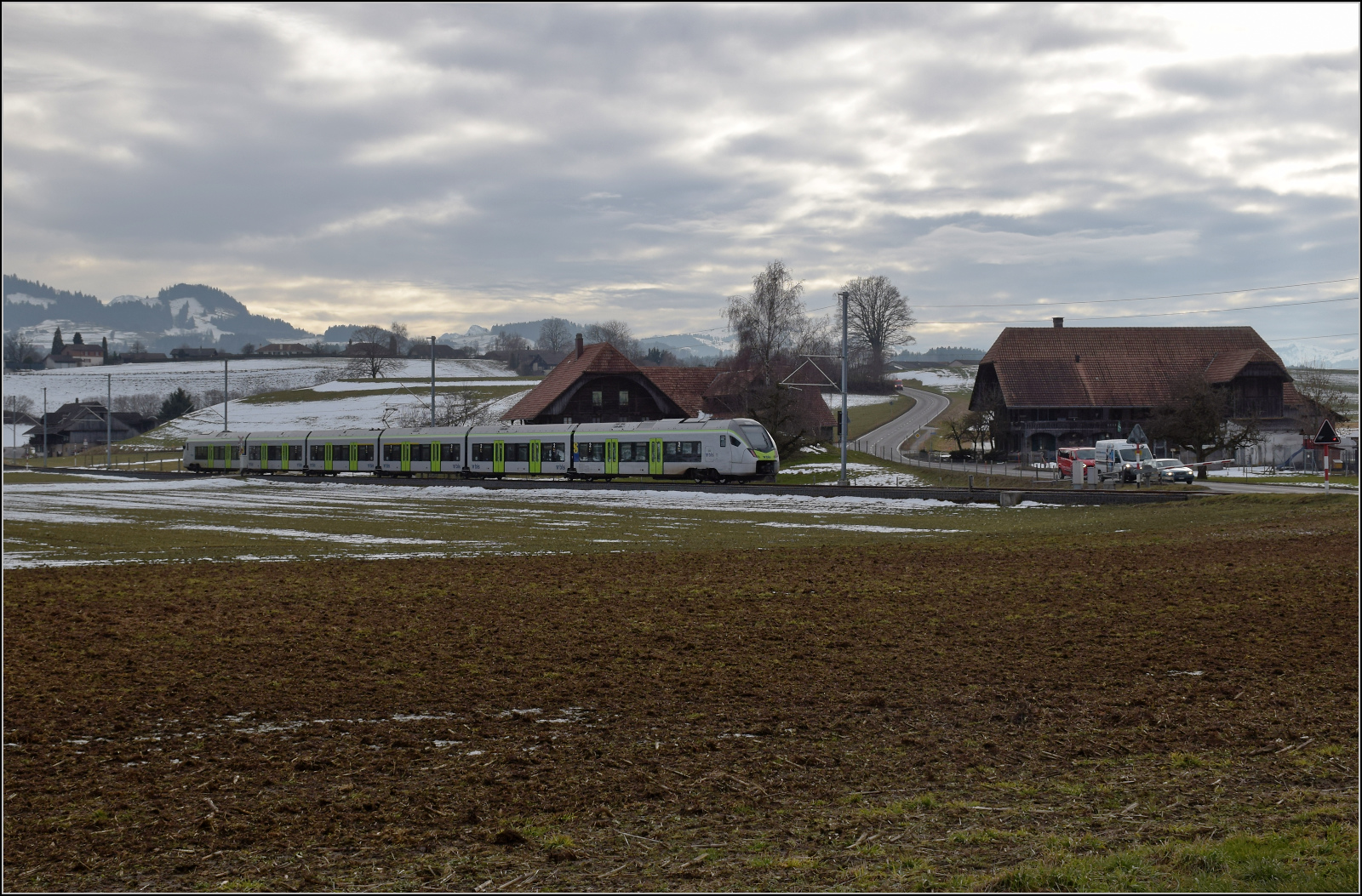RABe 528 213 ist kein Mika sondern KAMI und bei Häusern auf dem Weg nach Schwarzenburg. Januar 2026.