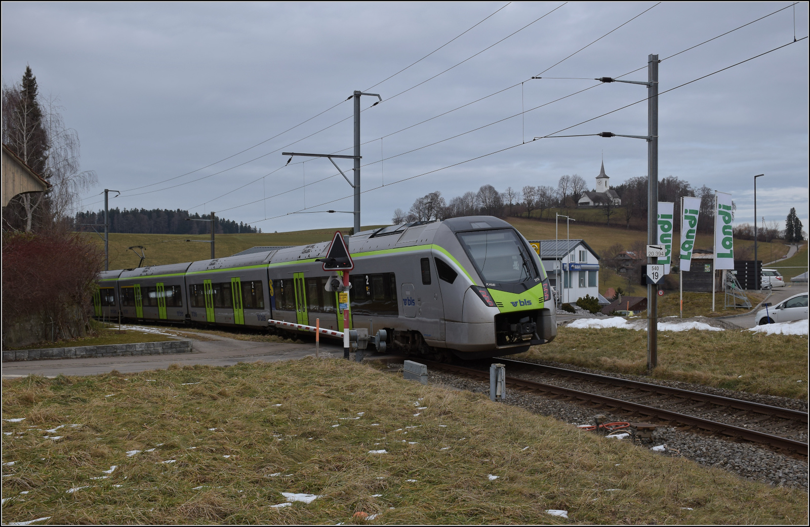 RABe 528 213 tritt in Schwarzenburg die Rückreise nach Bern an. Januar 2026.