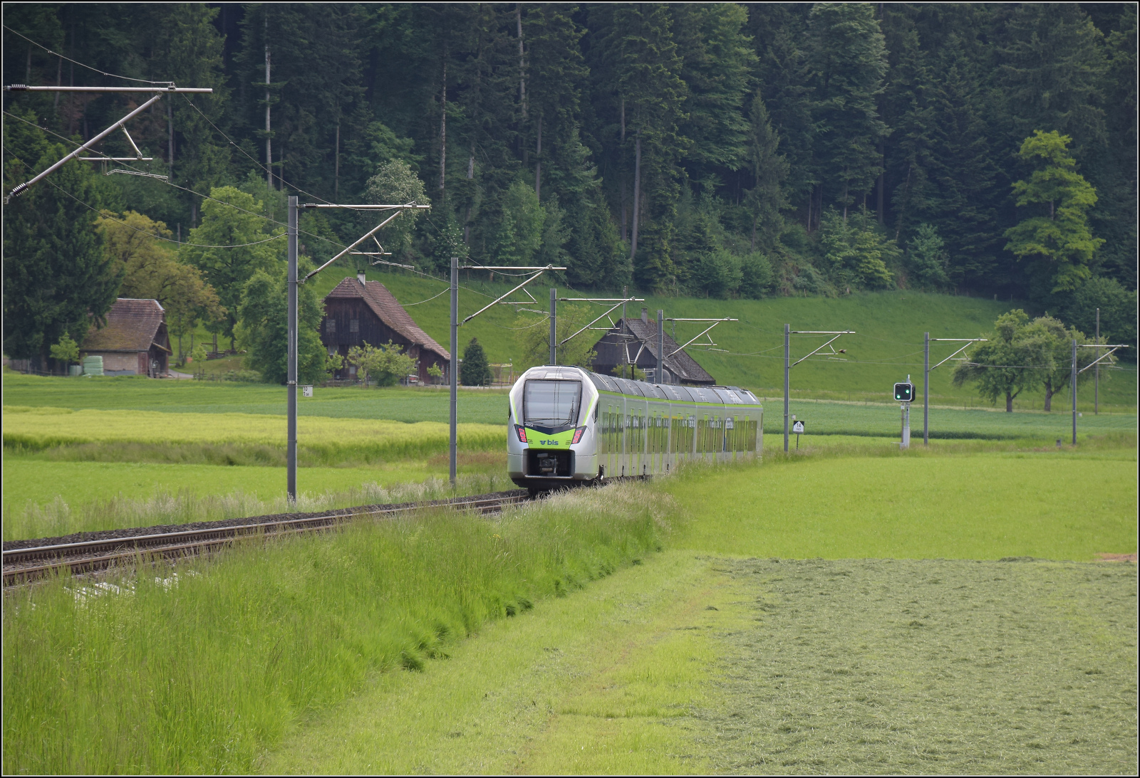 RABe 528 221 nach Langenthal. Gettnau, Mai 2025.