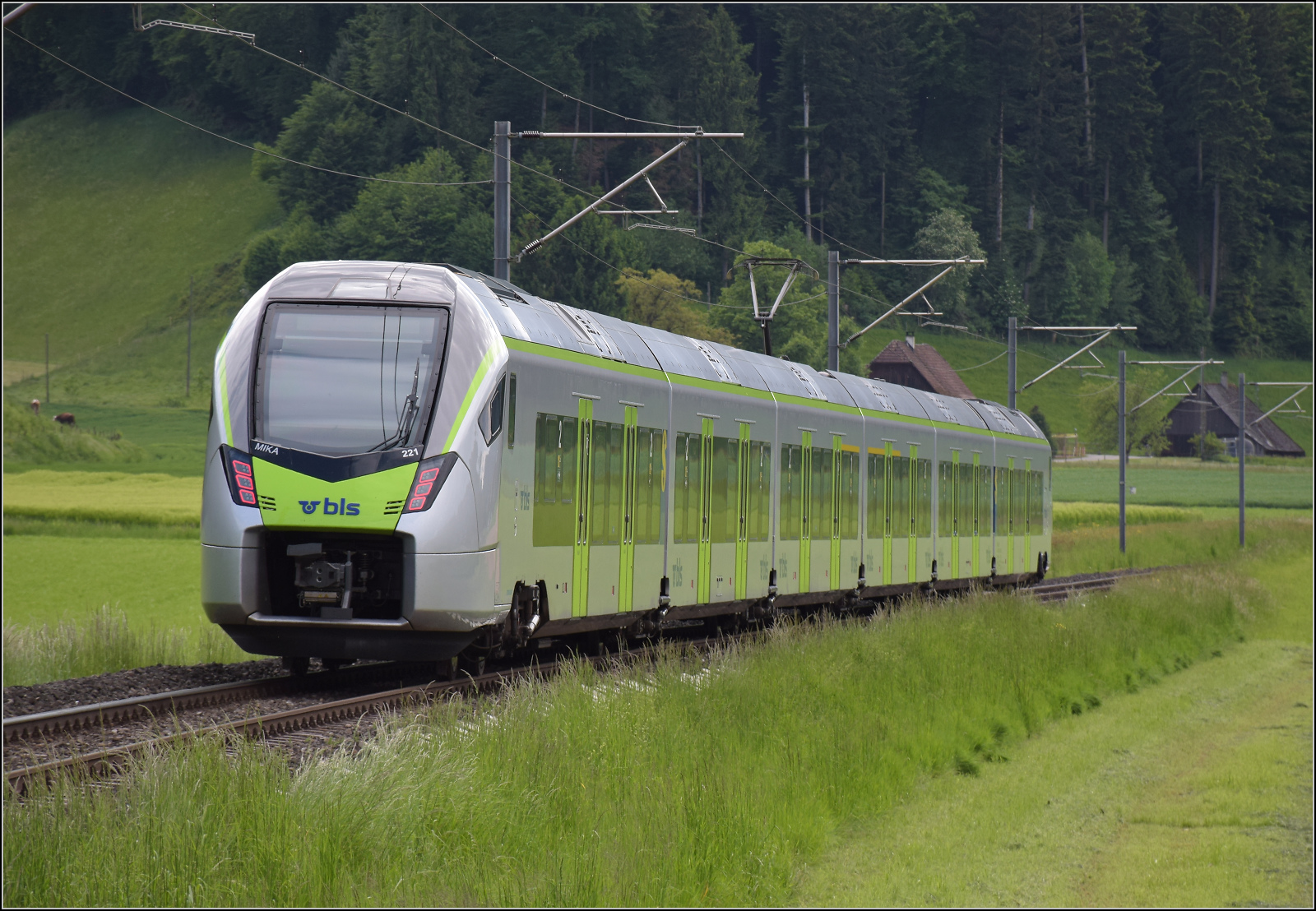 RABe 528 221 nach Langenthal. Gettnau, Mai 2025.
