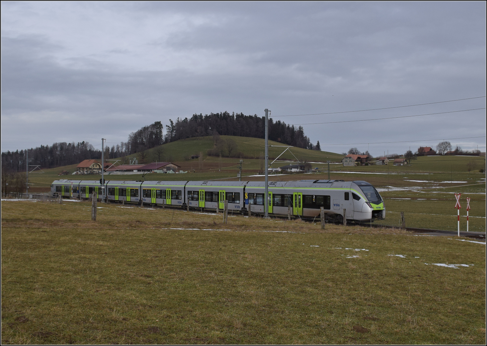 RABe 528 228 bei Häusern auf dem Weg nach Bern. Januar 2026.