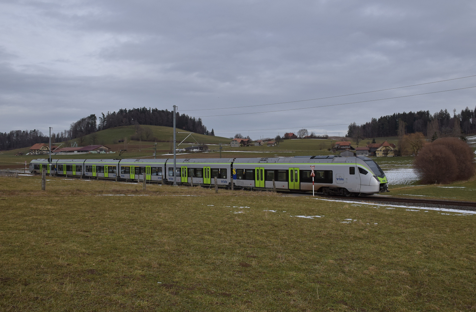RABe 528 228 bei Häusern auf dem Weg nach Bern. Januar 2026.
